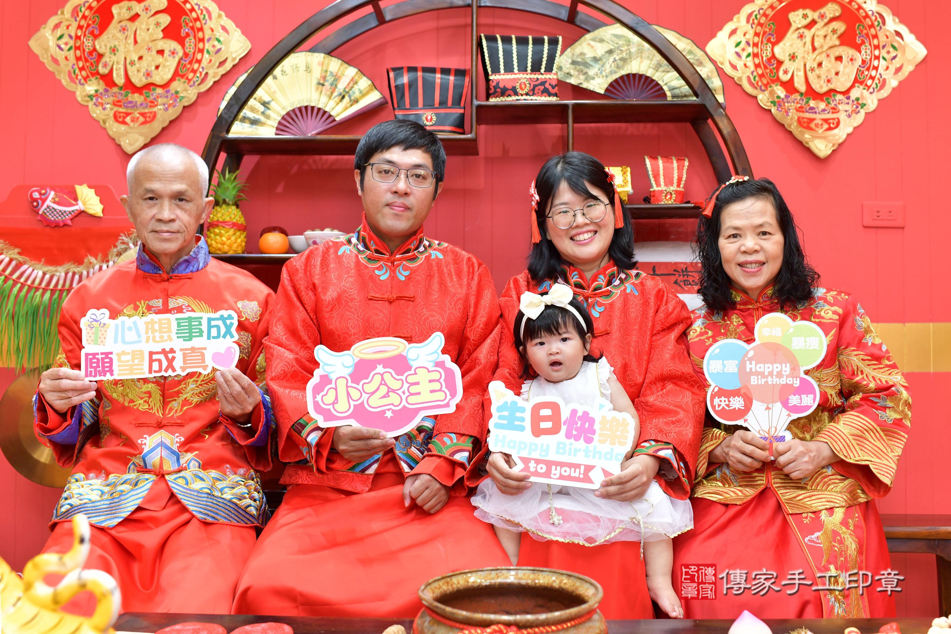 傳家手工印章桃園店、抓周、度脺、美式風會場、傳家嬰兒古禮、吉祥話、抓周道具物品24種、拍照。抓周證書。寶寶抓周、滿周歲、生日快樂、祝福
