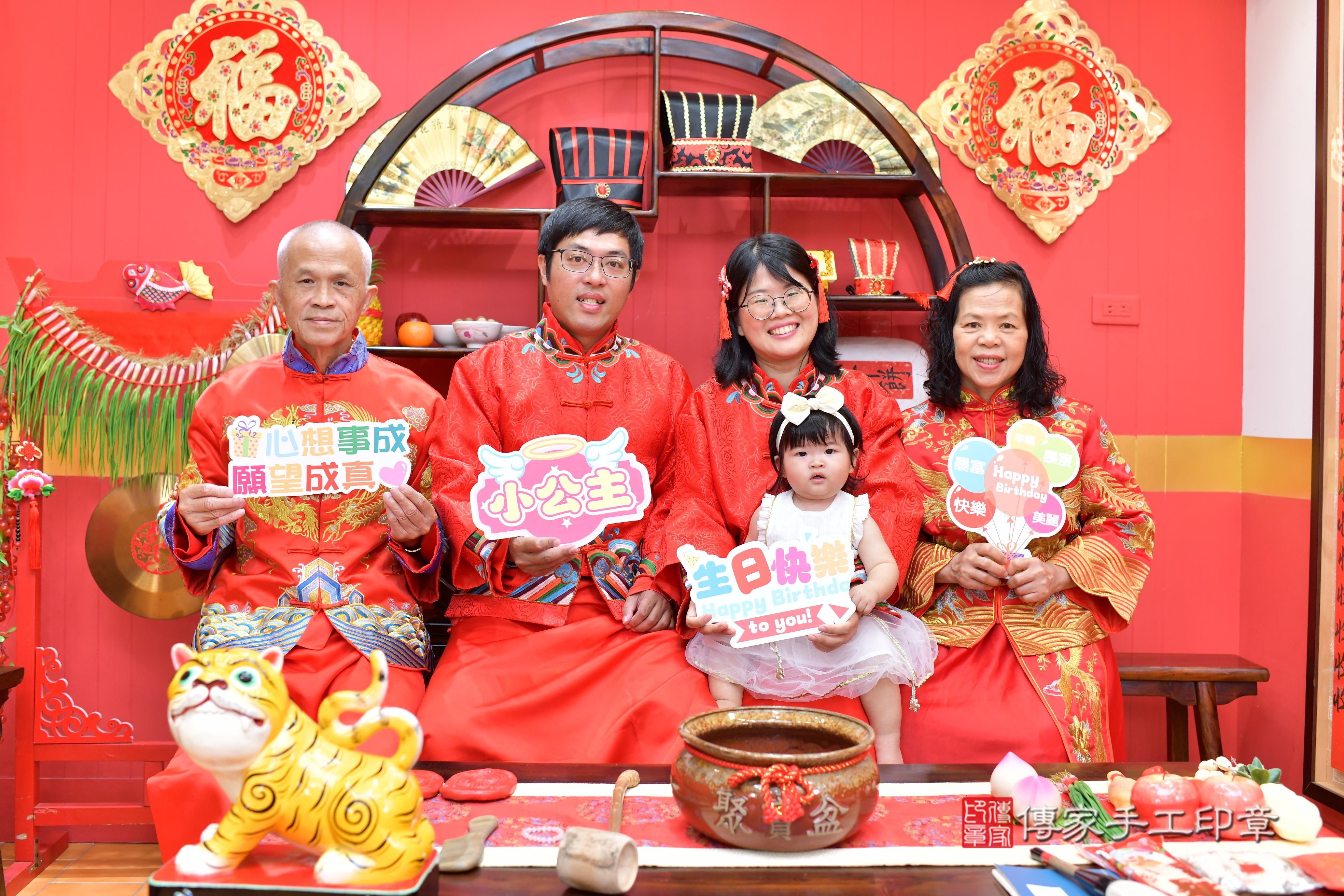 傳家手工印章桃園店、抓周、度脺、美式風會場、傳家嬰兒古禮、吉祥話、抓周道具物品24種、拍照。抓周證書。寶寶抓周、滿周歲、生日快樂、祝福