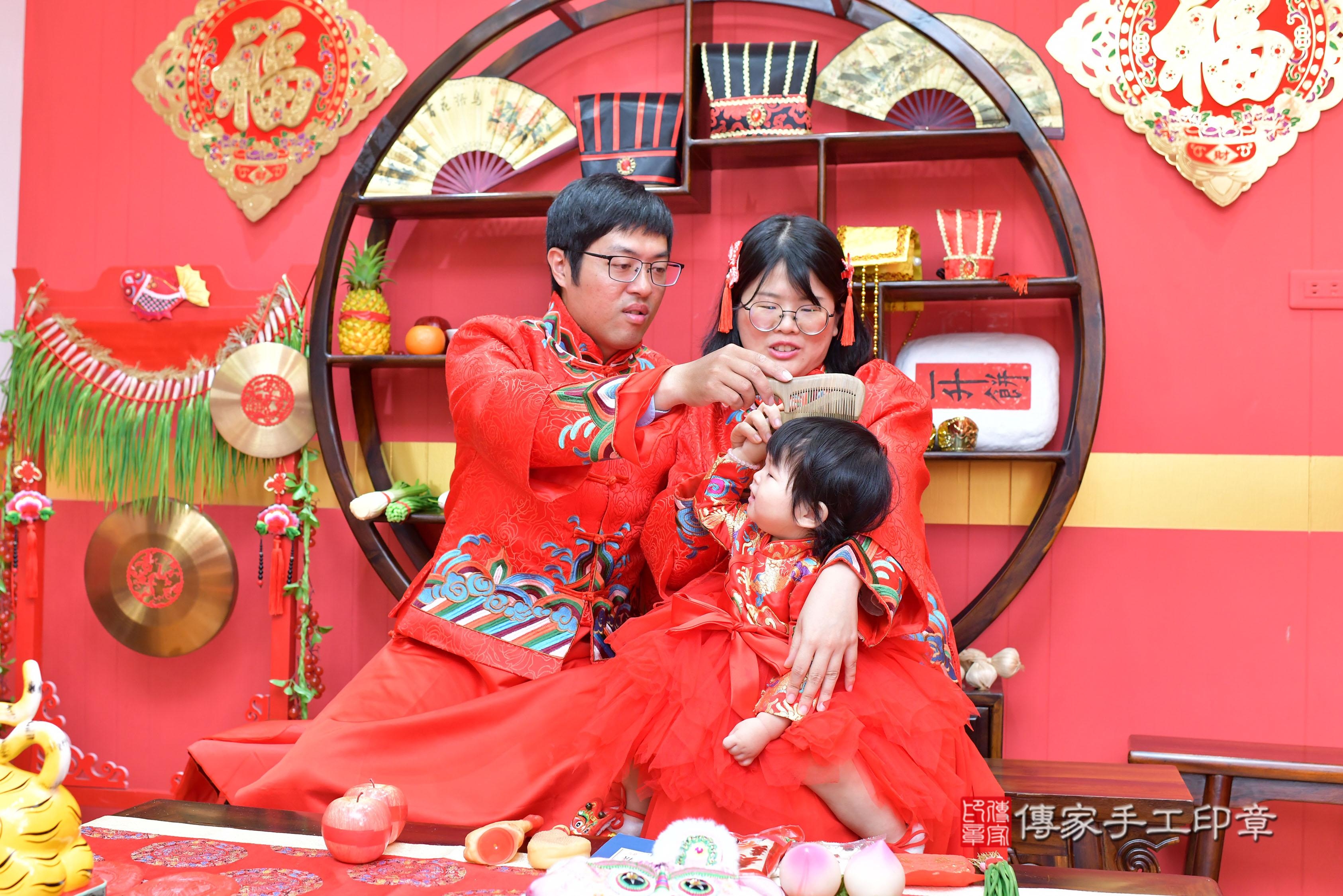 傳家手工印章桃園店、抓周、度脺、美式風會場、傳家嬰兒古禮、吉祥話、抓周道具物品24種、拍照。抓周證書。寶寶抓周、滿周歲、生日快樂、祝福