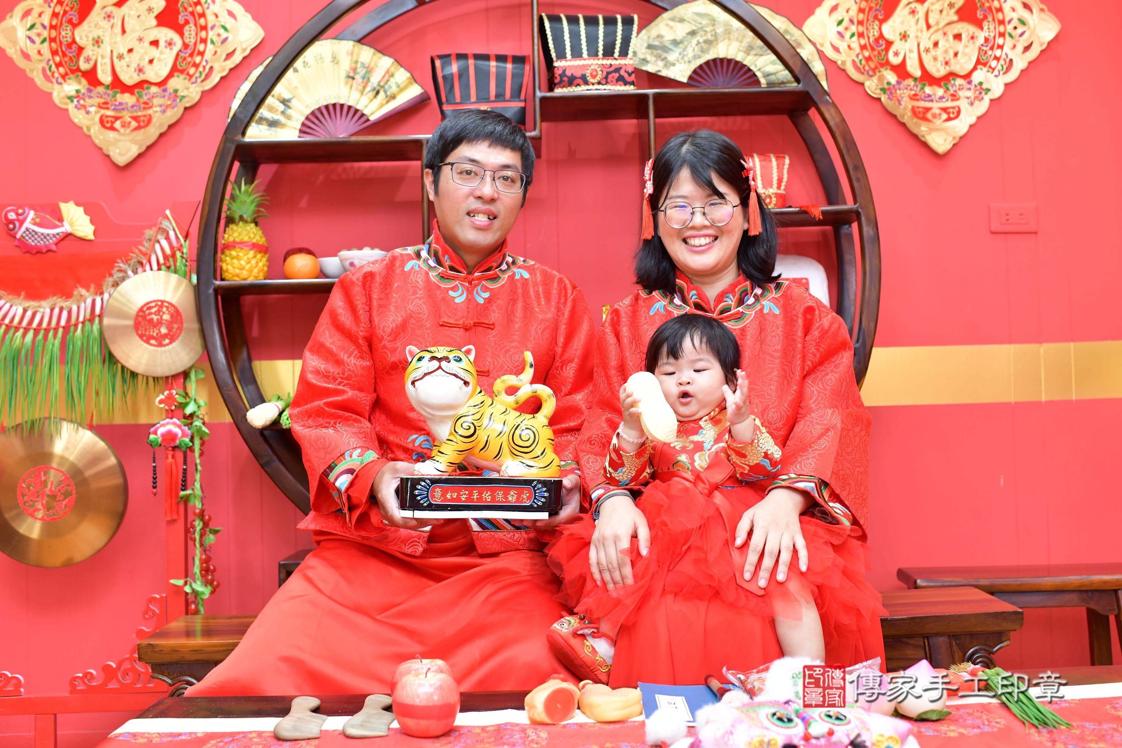 傳家手工印章桃園店、抓周、度脺、美式風會場、傳家嬰兒古禮、吉祥話、抓周道具物品24種、拍照。抓周證書。寶寶抓周、滿周歲、生日快樂、祝福