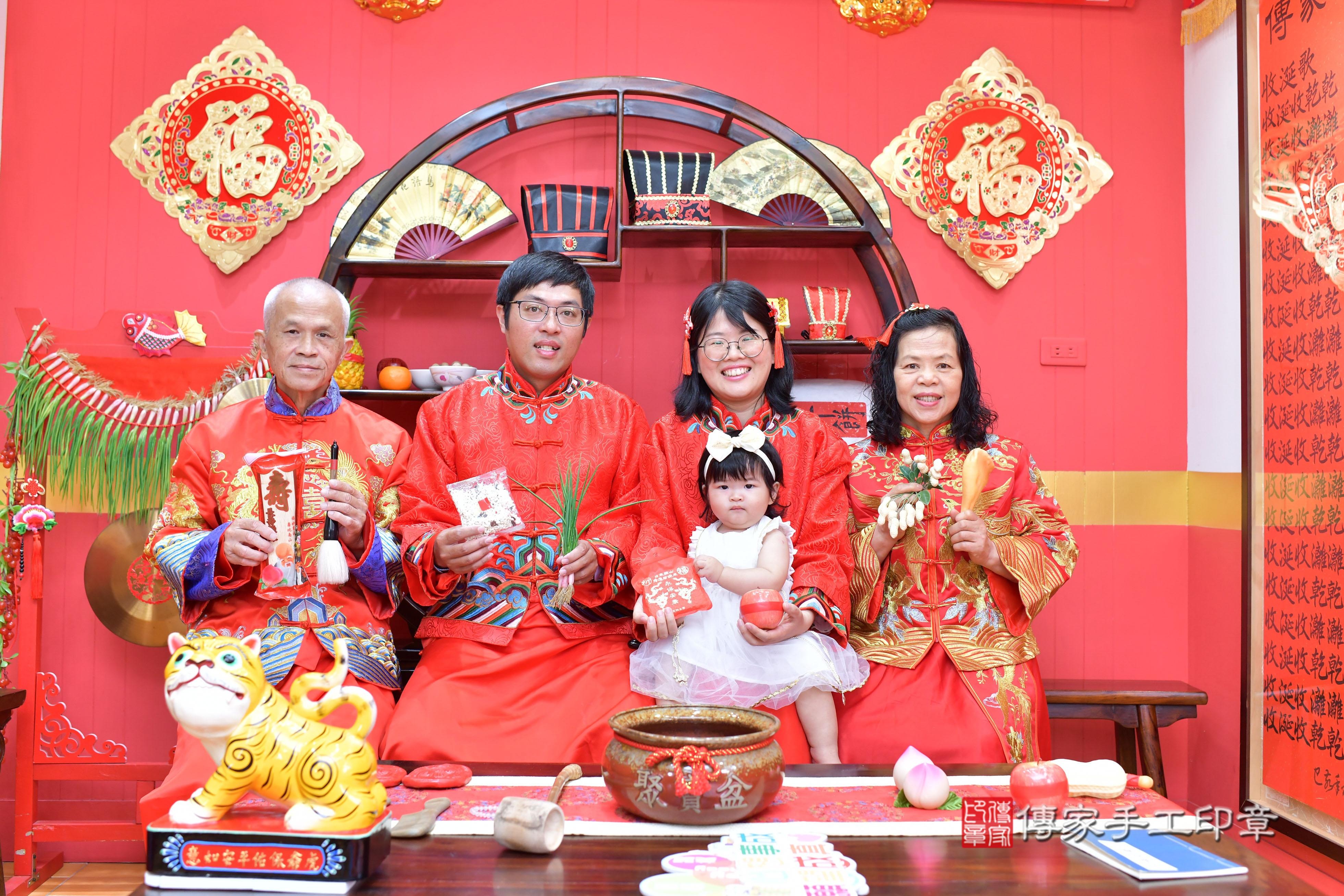 傳家手工印章桃園店、抓周、度脺、美式風會場、傳家嬰兒古禮、吉祥話、抓周道具物品24種、拍照。抓周證書。寶寶抓周、滿周歲、生日快樂、祝福