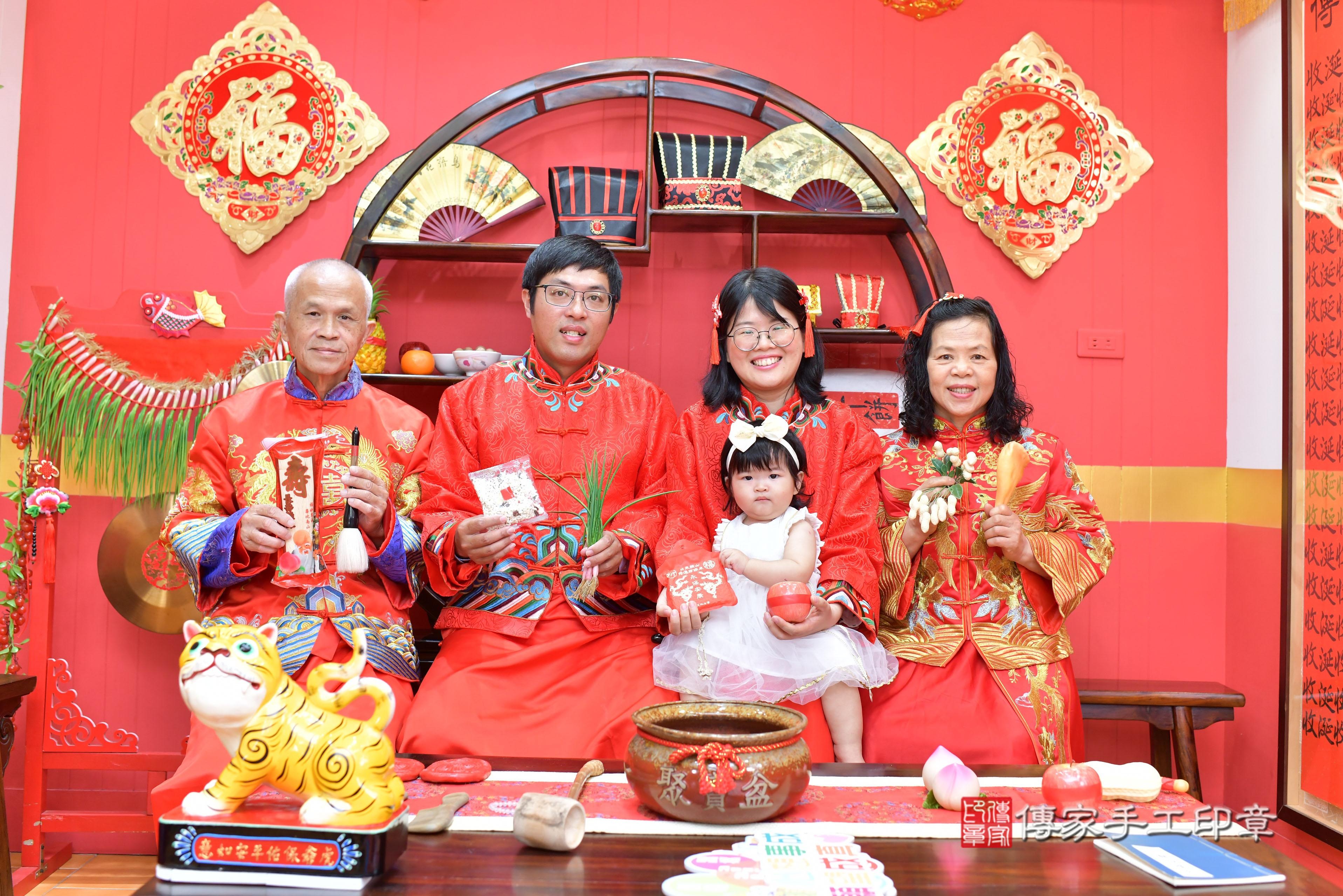 傳家手工印章桃園店、抓周、度脺、美式風會場、傳家嬰兒古禮、吉祥話、抓周道具物品24種、拍照。抓周證書。寶寶抓周、滿周歲、生日快樂、祝福