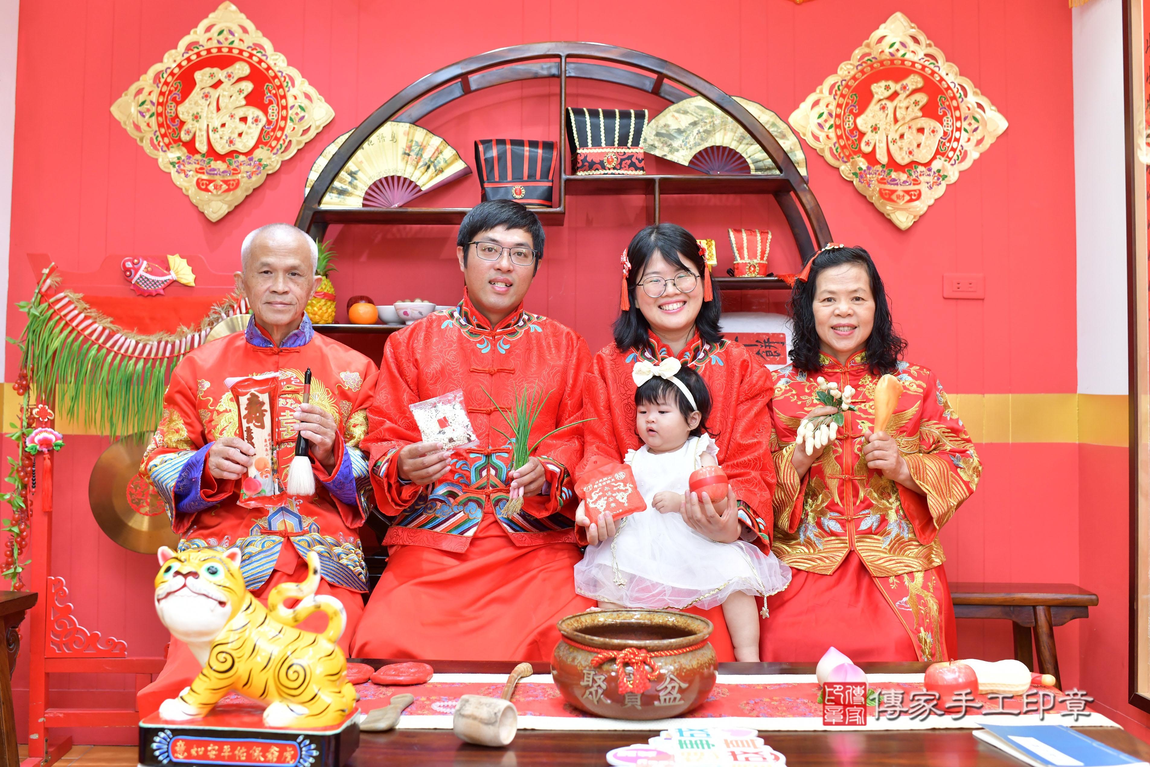 傳家手工印章桃園店、抓周、度脺、美式風會場、傳家嬰兒古禮、吉祥話、抓周道具物品24種、拍照。抓周證書。寶寶抓周、滿周歲、生日快樂、祝福