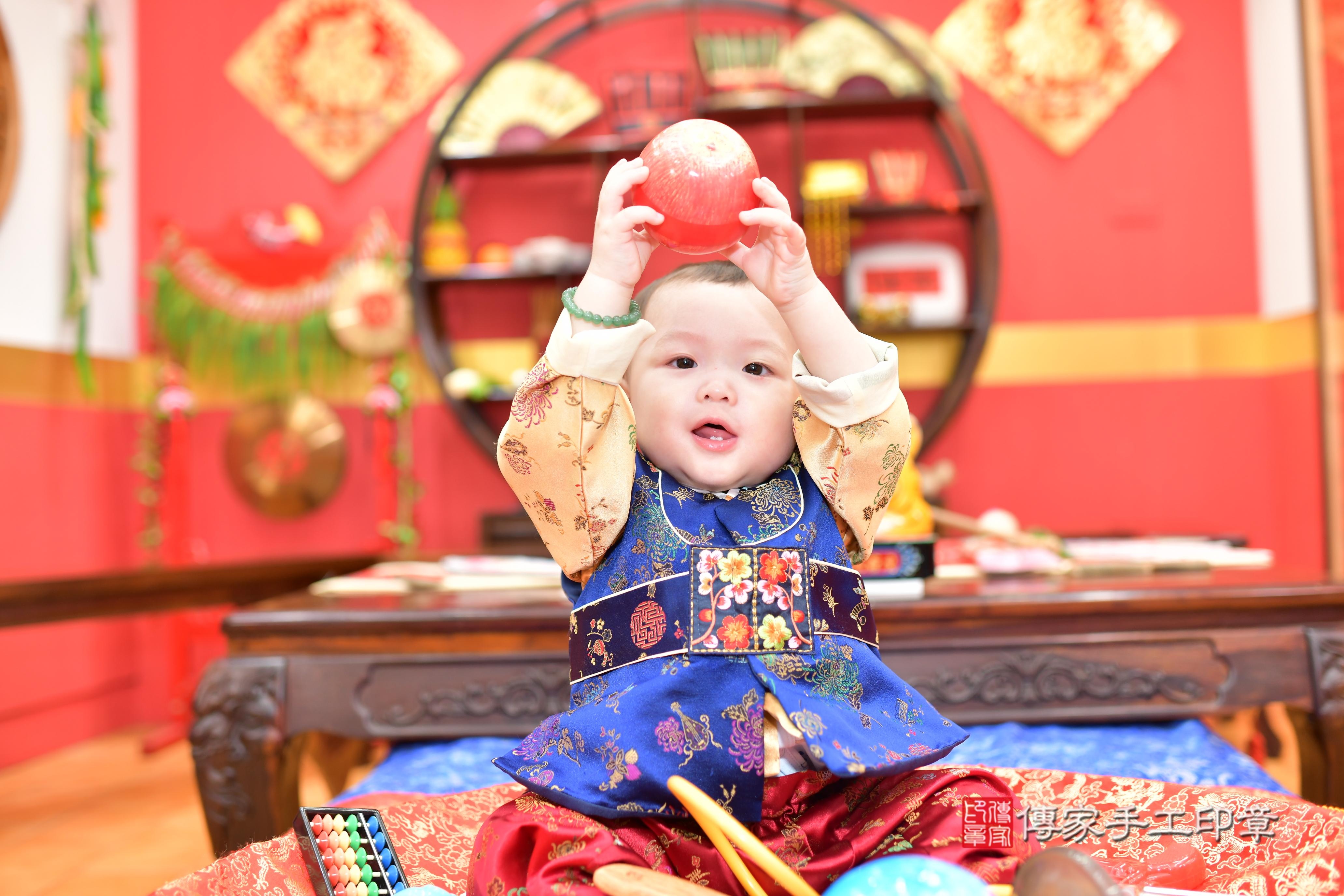 傳家手工印章桃園店、抓周、度脺、美式風會場、傳家嬰兒古禮、吉祥話、抓周道具物品24種、拍照。抓周證書。寶寶抓周、滿周歲、生日快樂、祝福
