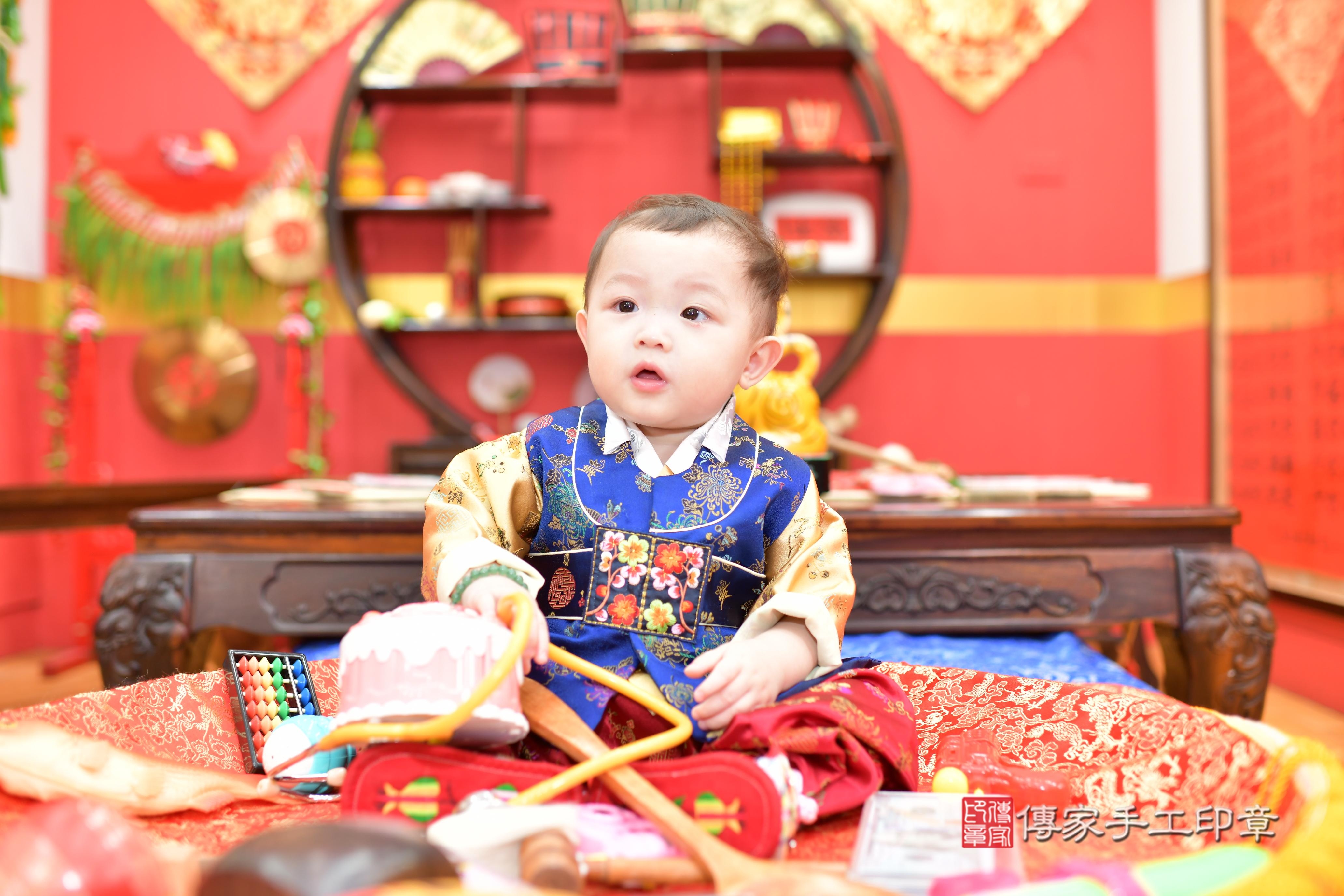 傳家手工印章桃園店、抓周、度脺、美式風會場、傳家嬰兒古禮、吉祥話、抓周道具物品24種、拍照。抓周證書。寶寶抓周、滿周歲、生日快樂、祝福