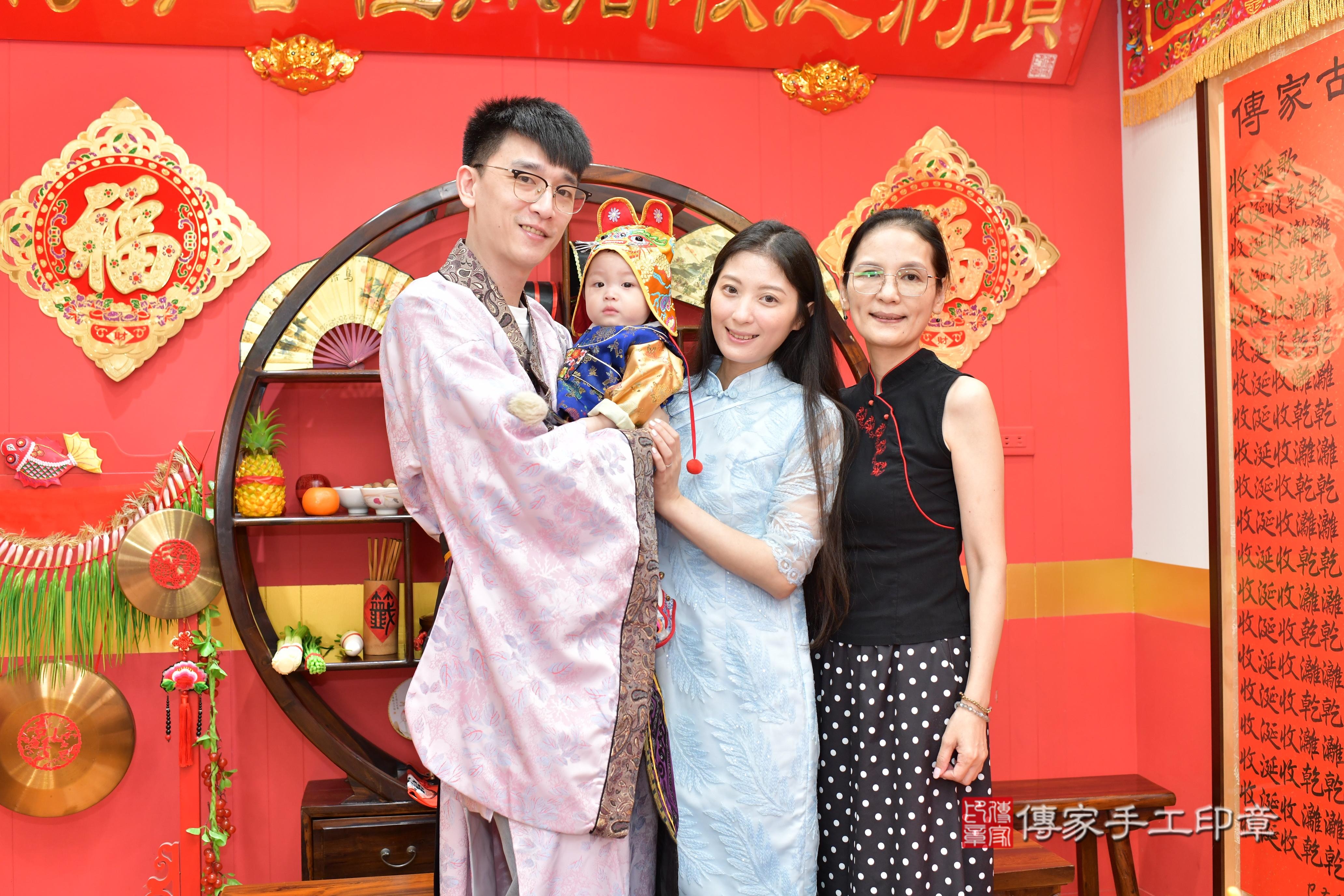 傳家手工印章桃園店、抓周、度脺、美式風會場、傳家嬰兒古禮、吉祥話、抓周道具物品24種、拍照。抓周證書。寶寶抓周、滿周歲、生日快樂、祝福