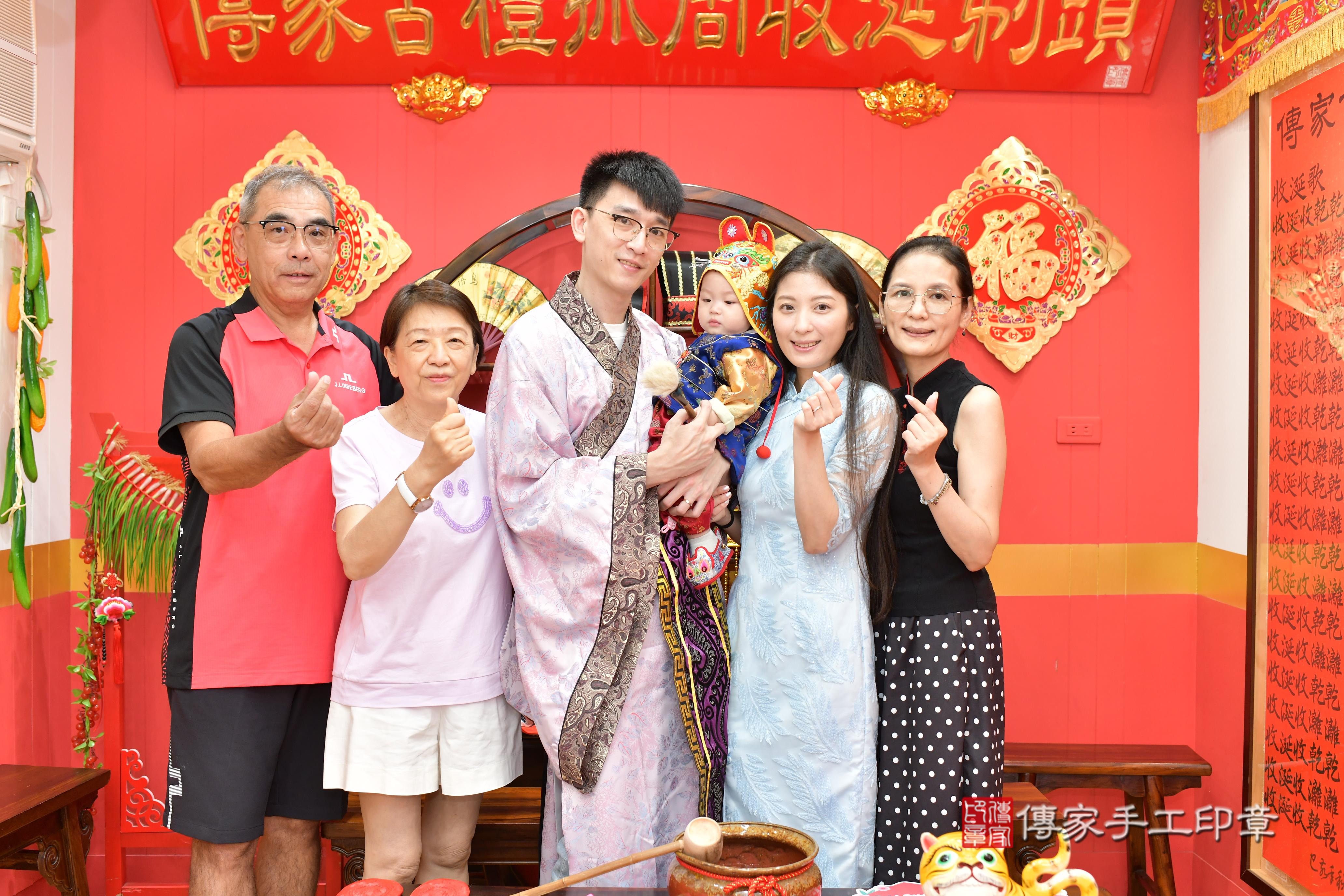 傳家手工印章桃園店、抓周、度脺、美式風會場、傳家嬰兒古禮、吉祥話、抓周道具物品24種、拍照。抓周證書。寶寶抓周、滿周歲、生日快樂、祝福