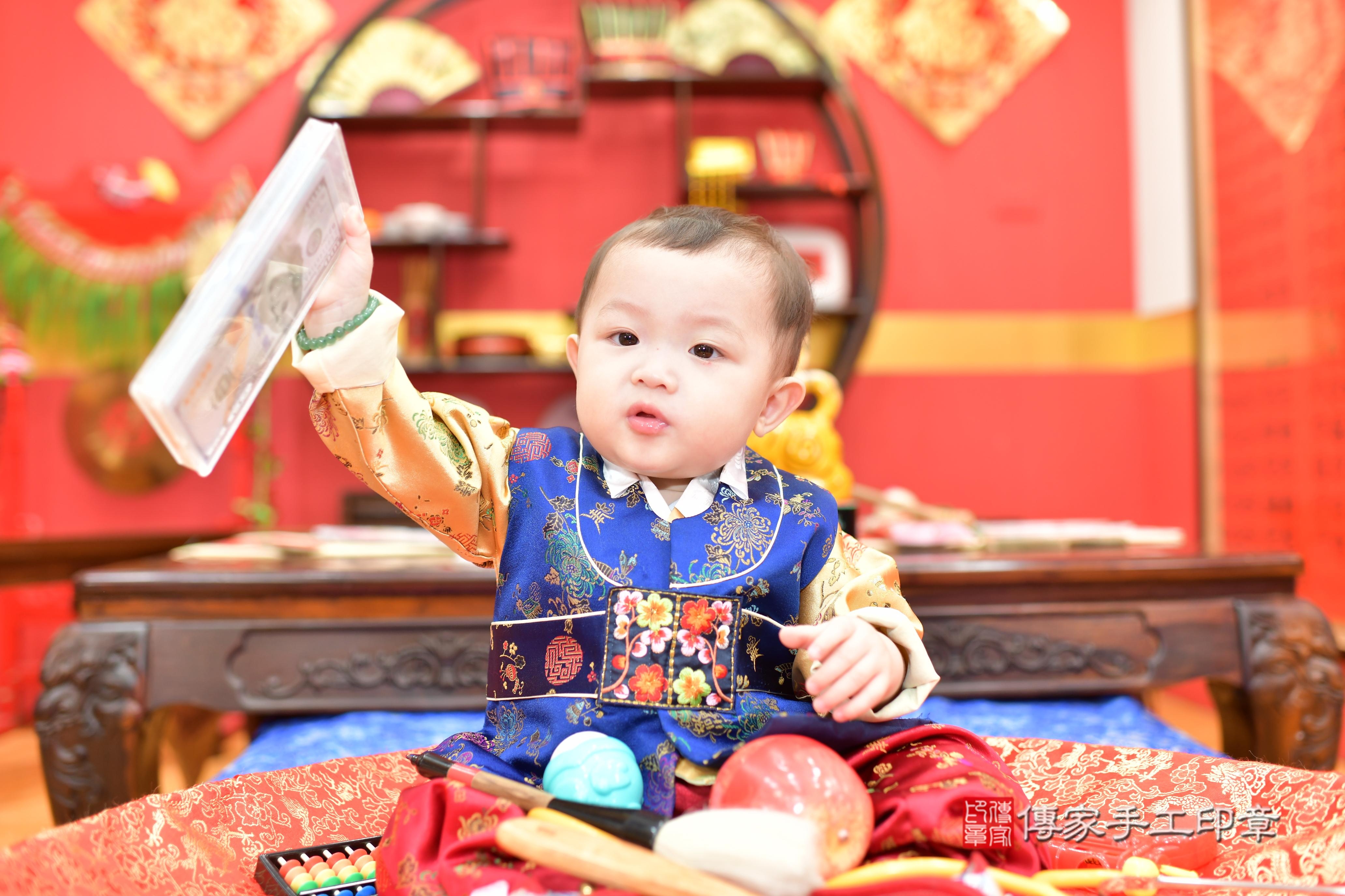 傳家手工印章桃園店、抓周、度脺、美式風會場、傳家嬰兒古禮、吉祥話、抓周道具物品24種、拍照。抓周證書。寶寶抓周、滿周歲、生日快樂、祝福