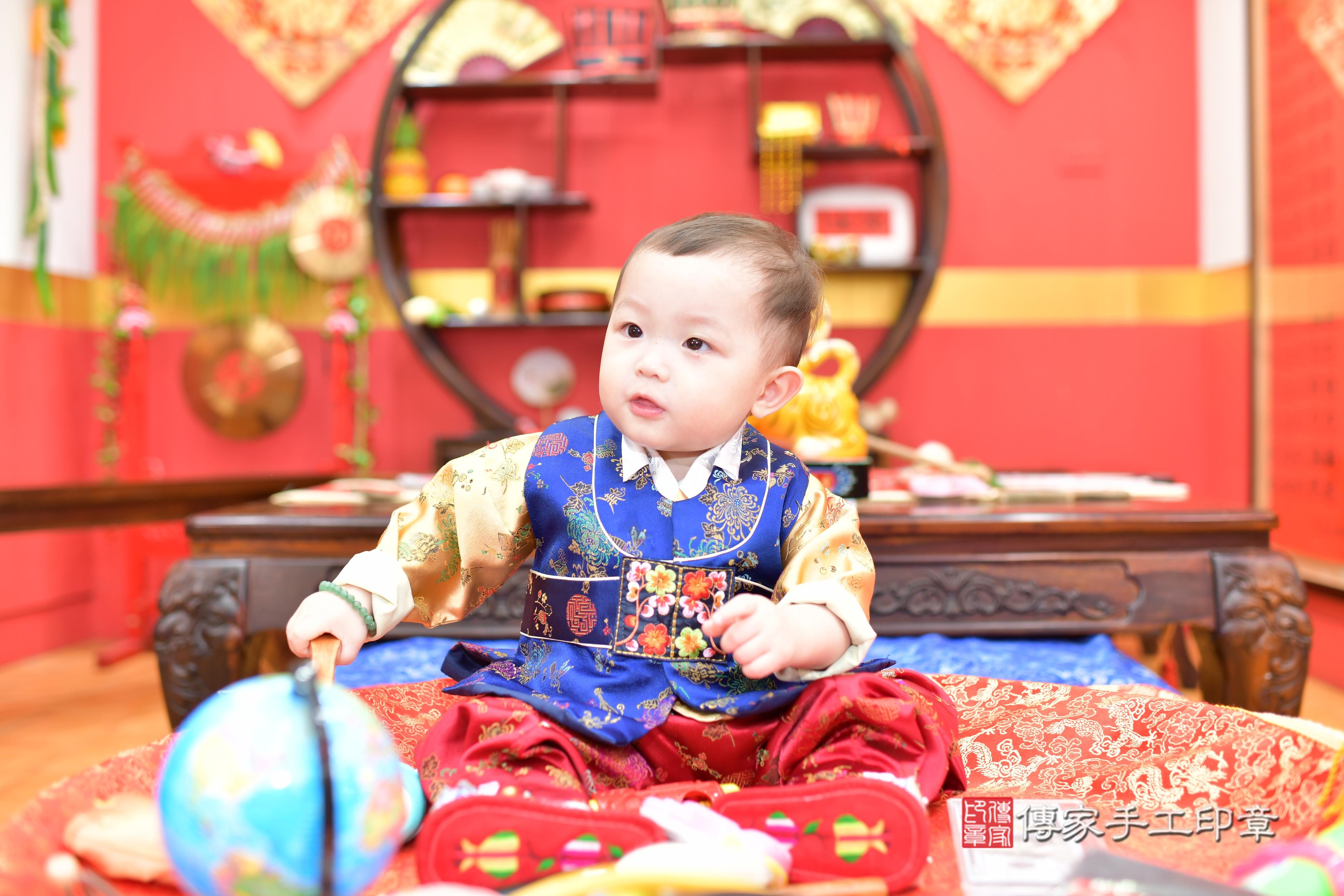 傳家手工印章桃園店、抓周、度脺、美式風會場、傳家嬰兒古禮、吉祥話、抓周道具物品24種、拍照。抓周證書。寶寶抓周、滿周歲、生日快樂、祝福