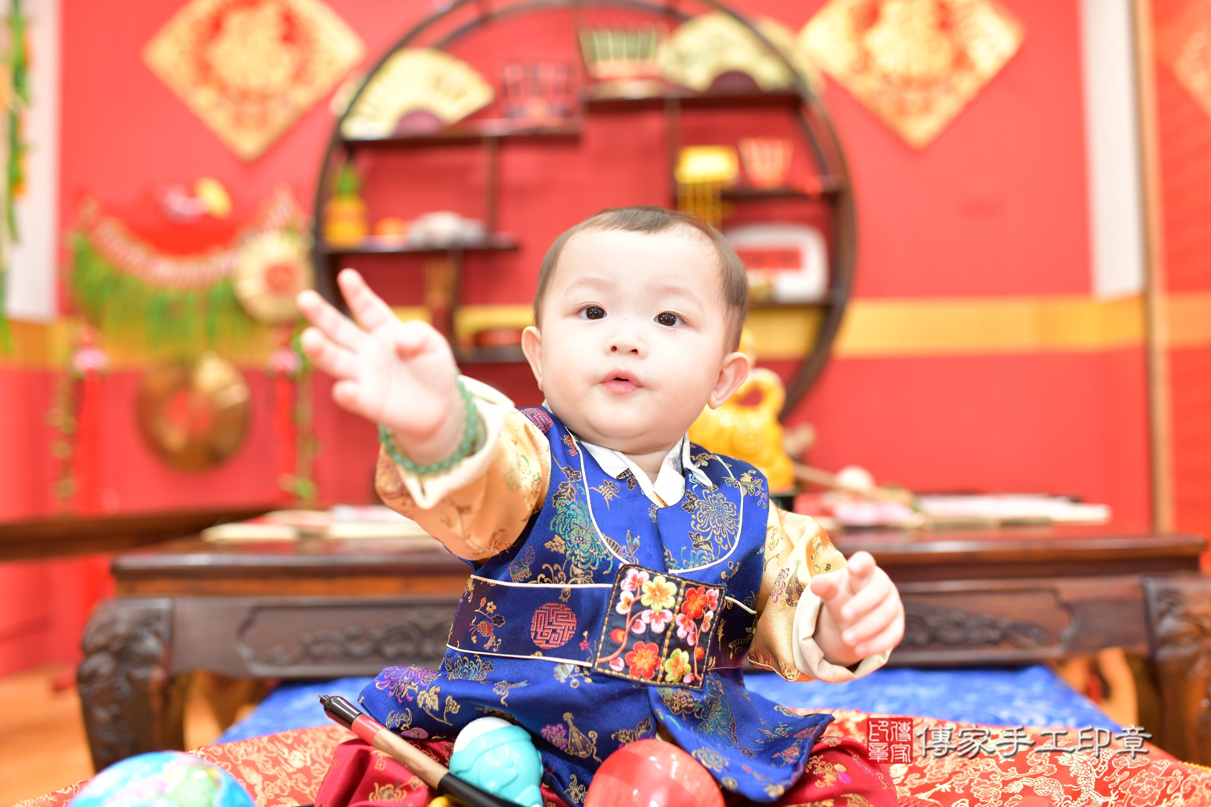 傳家手工印章桃園店、抓周、度脺、美式風會場、傳家嬰兒古禮、吉祥話、抓周道具物品24種、拍照。抓周證書。寶寶抓周、滿周歲、生日快樂、祝福