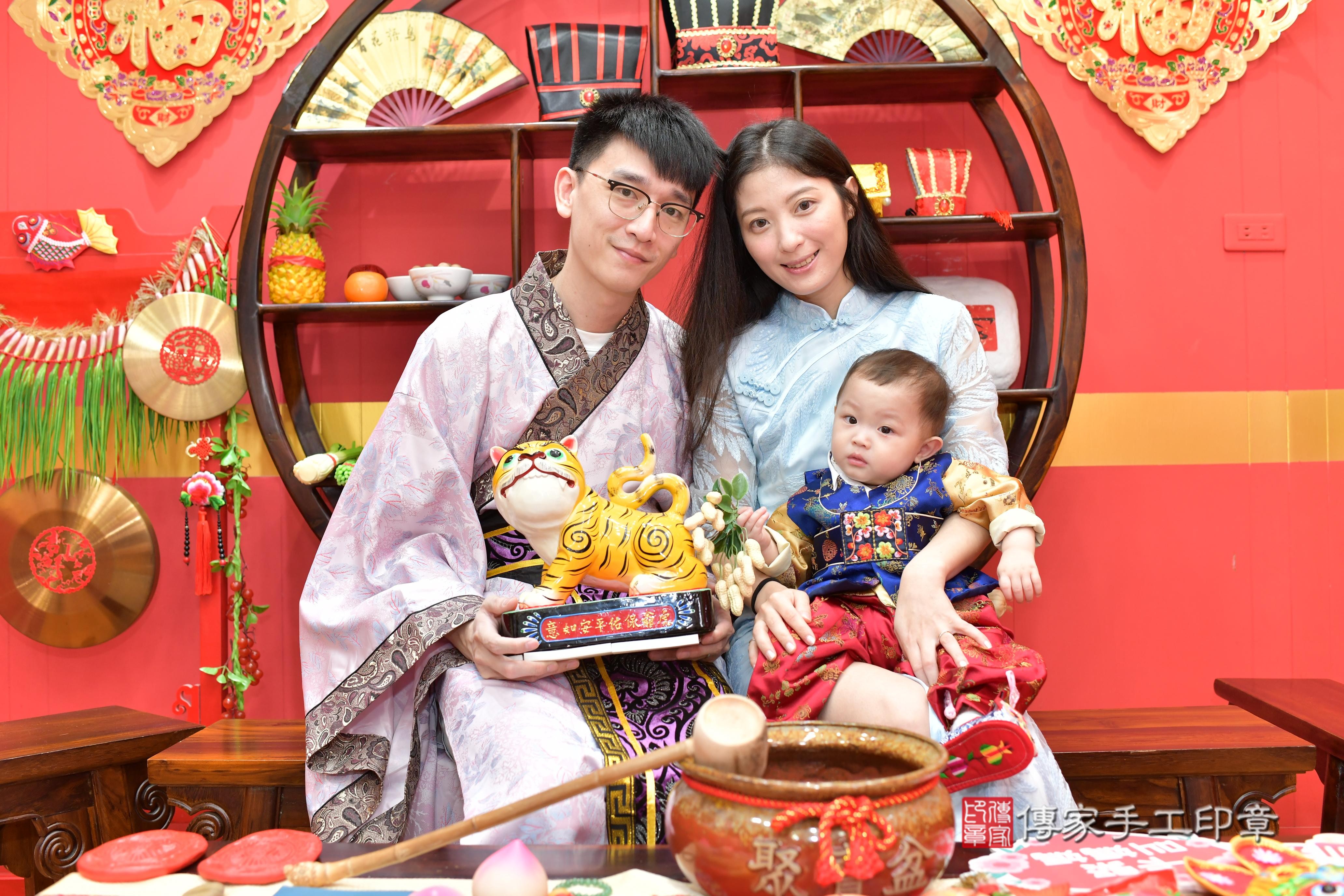傳家手工印章桃園店、抓周、度脺、美式風會場、傳家嬰兒古禮、吉祥話、抓周道具物品24種、拍照。抓周證書。寶寶抓周、滿周歲、生日快樂、祝福
