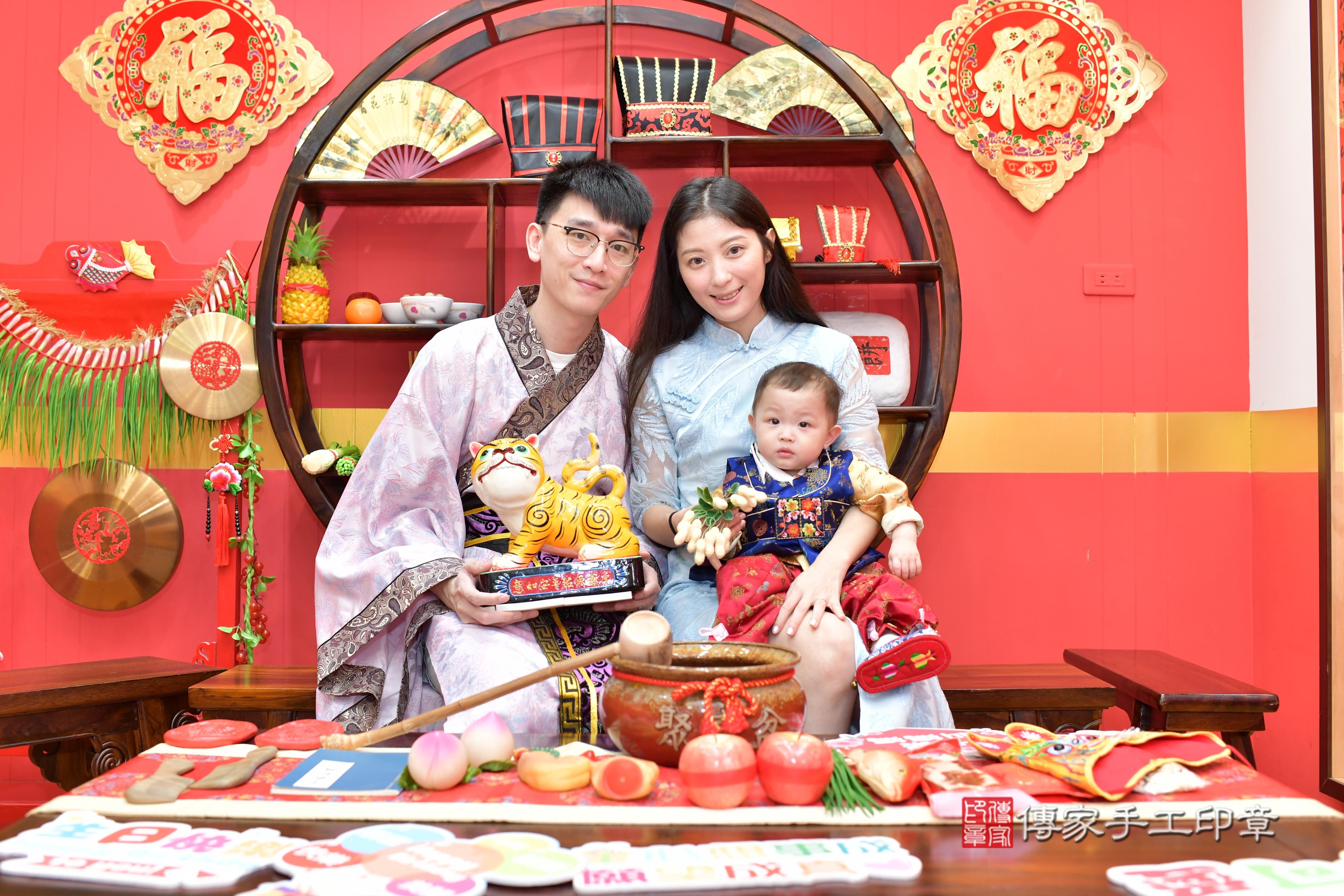 傳家手工印章桃園店、抓周、度脺、美式風會場、傳家嬰兒古禮、吉祥話、抓周道具物品24種、拍照。抓周證書。寶寶抓周、滿周歲、生日快樂、祝福