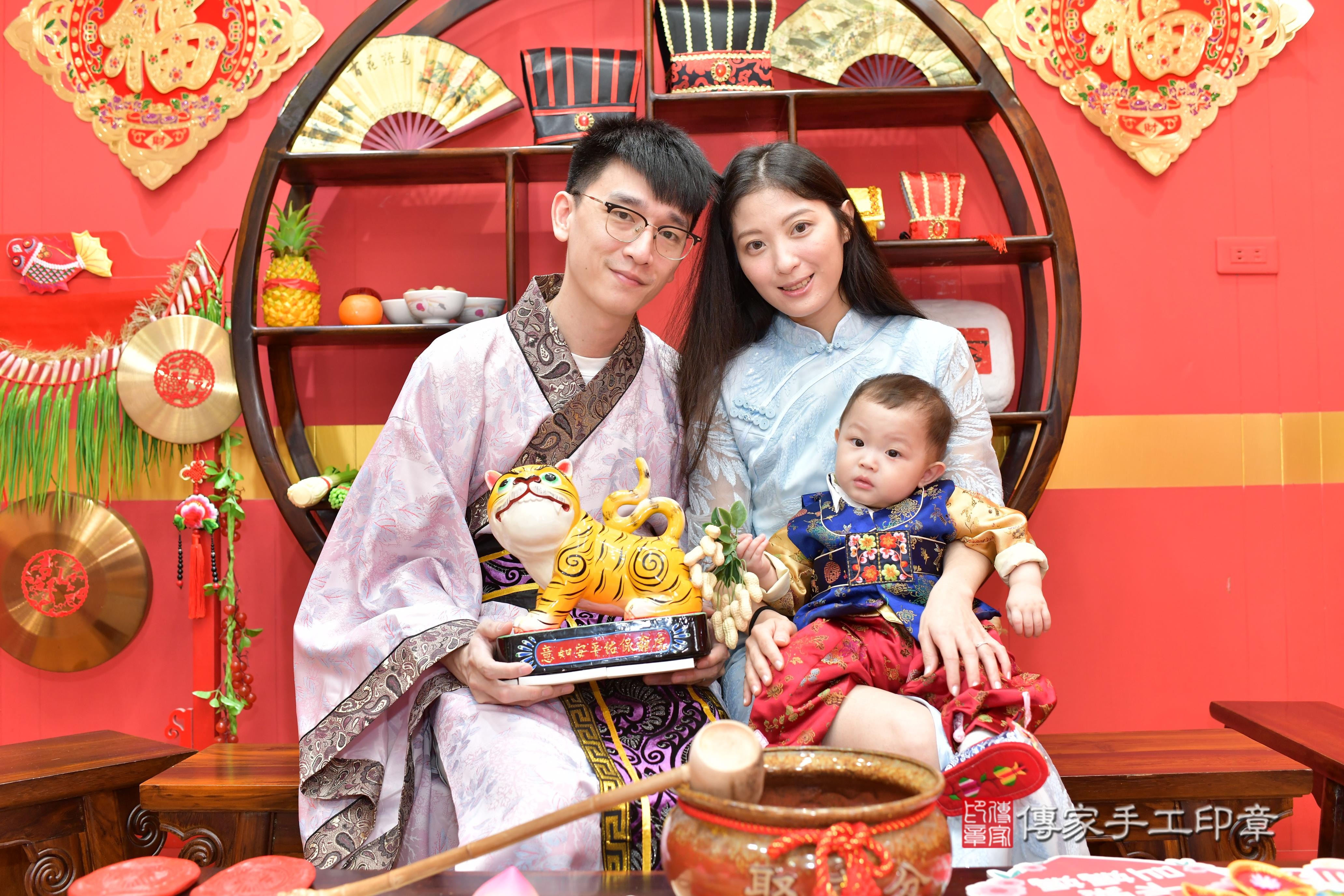 傳家手工印章桃園店、抓周、度脺、美式風會場、傳家嬰兒古禮、吉祥話、抓周道具物品24種、拍照。抓周證書。寶寶抓周、滿周歲、生日快樂、祝福