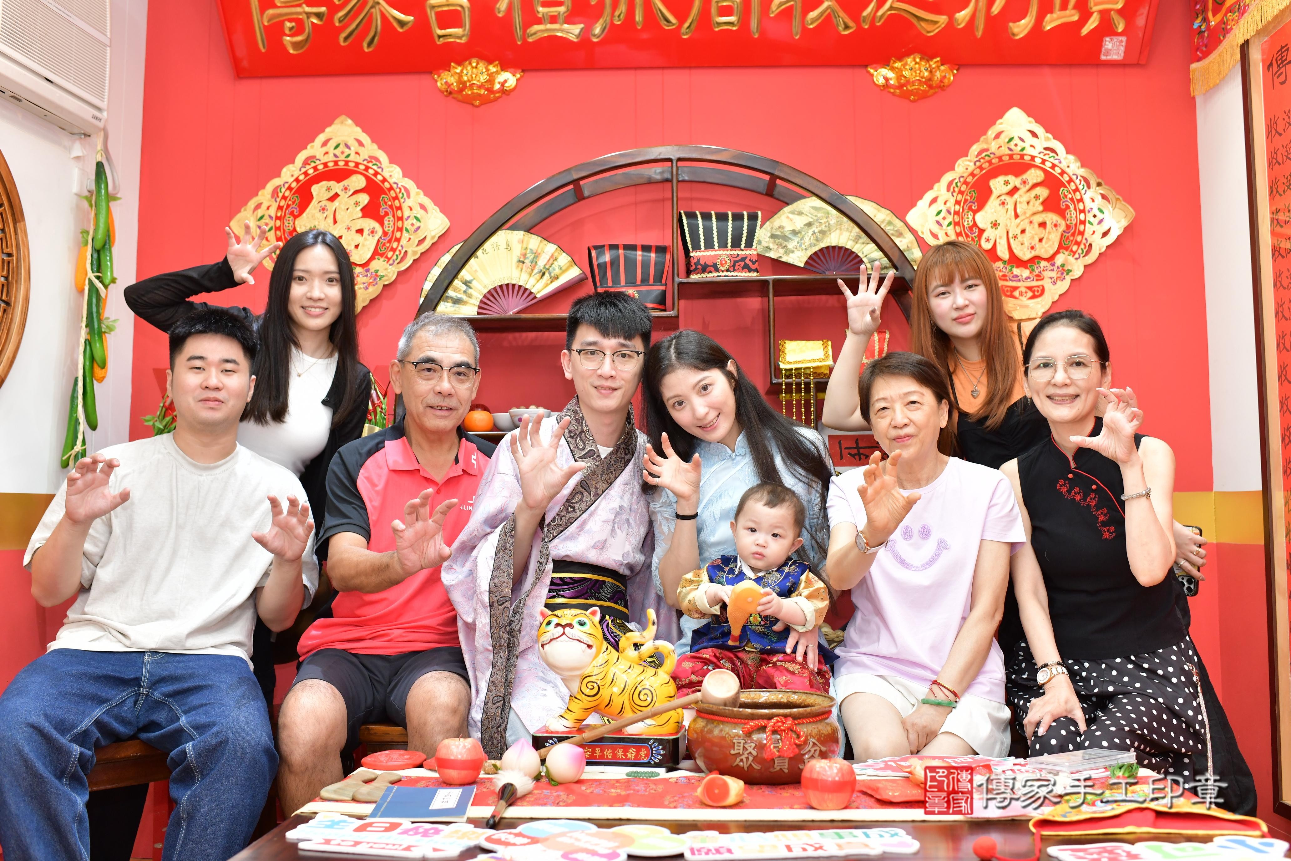 傳家手工印章桃園店、抓周、度脺、美式風會場、傳家嬰兒古禮、吉祥話、抓周道具物品24種、拍照。抓周證書。寶寶抓周、滿周歲、生日快樂、祝福
