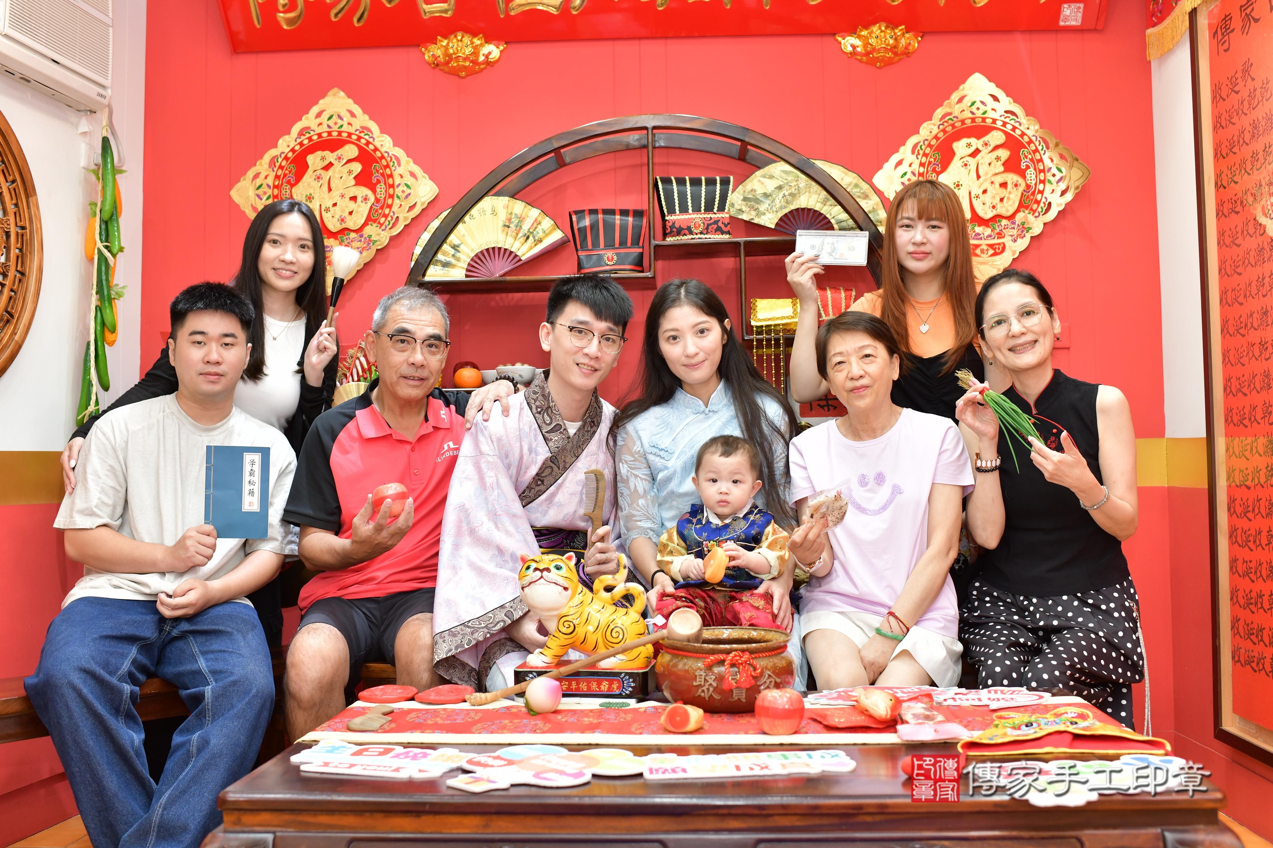 傳家手工印章桃園店、抓周、度脺、美式風會場、傳家嬰兒古禮、吉祥話、抓周道具物品24種、拍照。抓周證書。寶寶抓周、滿周歲、生日快樂、祝福