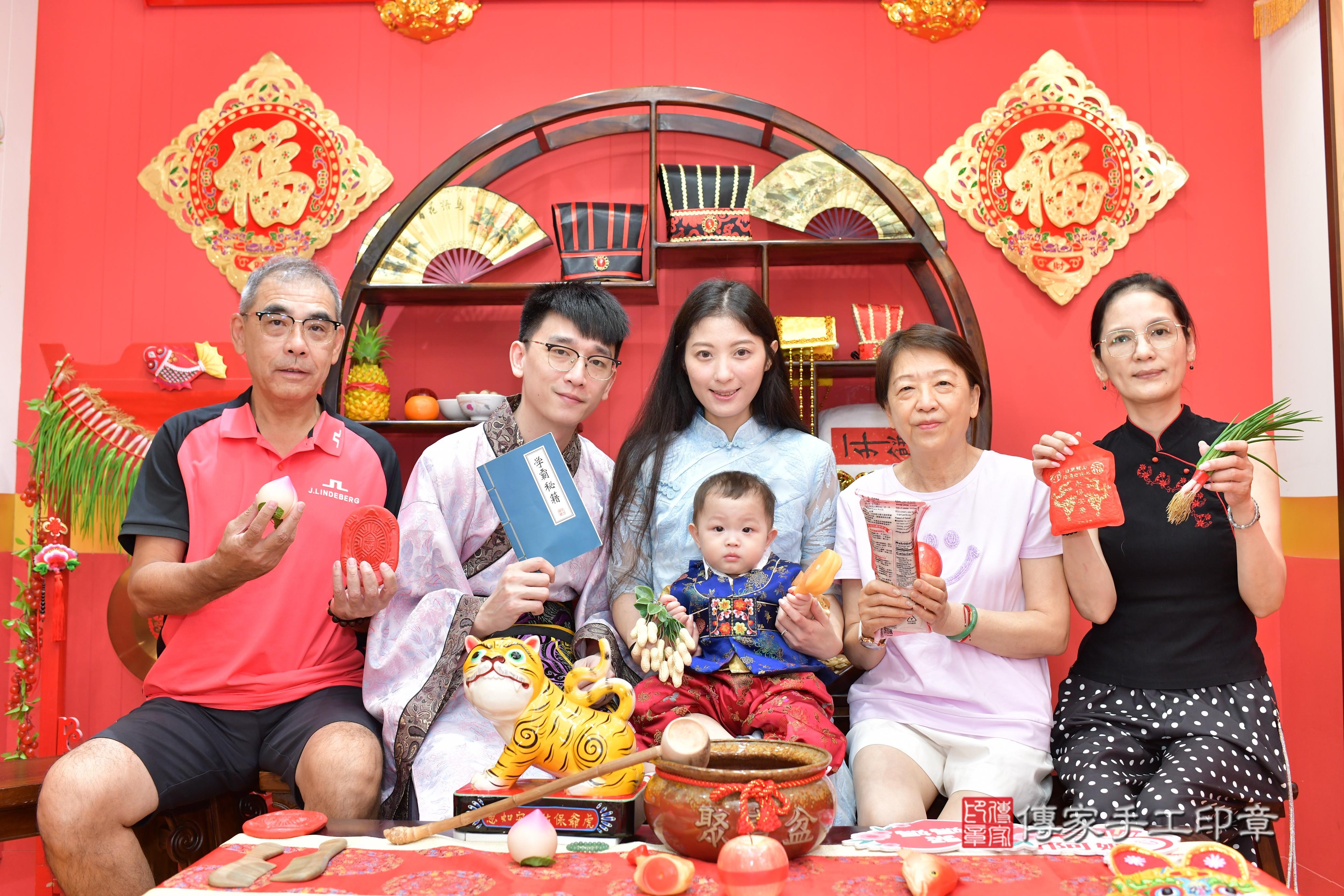 傳家手工印章桃園店、抓周、度脺、美式風會場、傳家嬰兒古禮、吉祥話、抓周道具物品24種、拍照。抓周證書。寶寶抓周、滿周歲、生日快樂、祝福