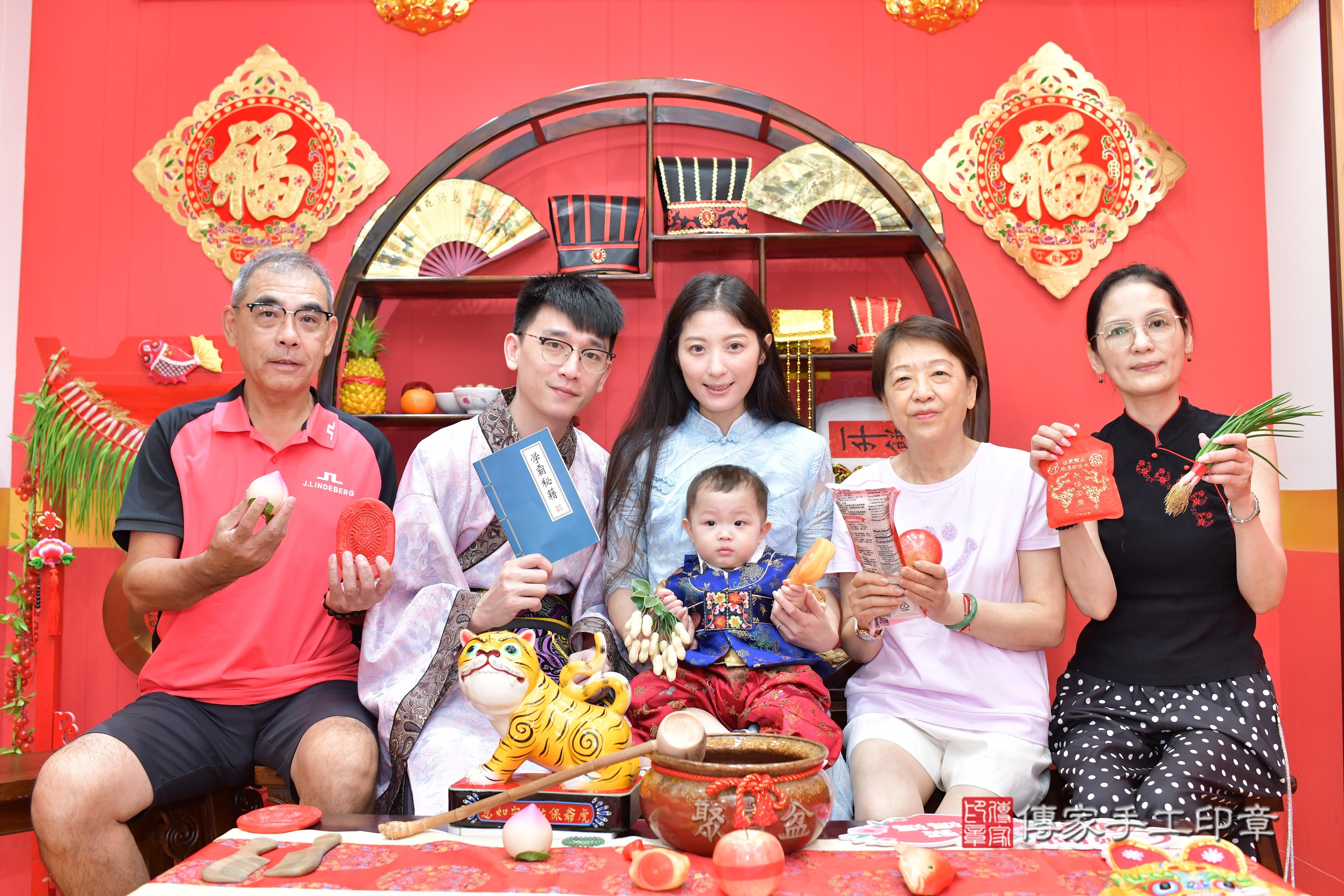 傳家手工印章桃園店、抓周、度脺、美式風會場、傳家嬰兒古禮、吉祥話、抓周道具物品24種、拍照。抓周證書。寶寶抓周、滿周歲、生日快樂、祝福