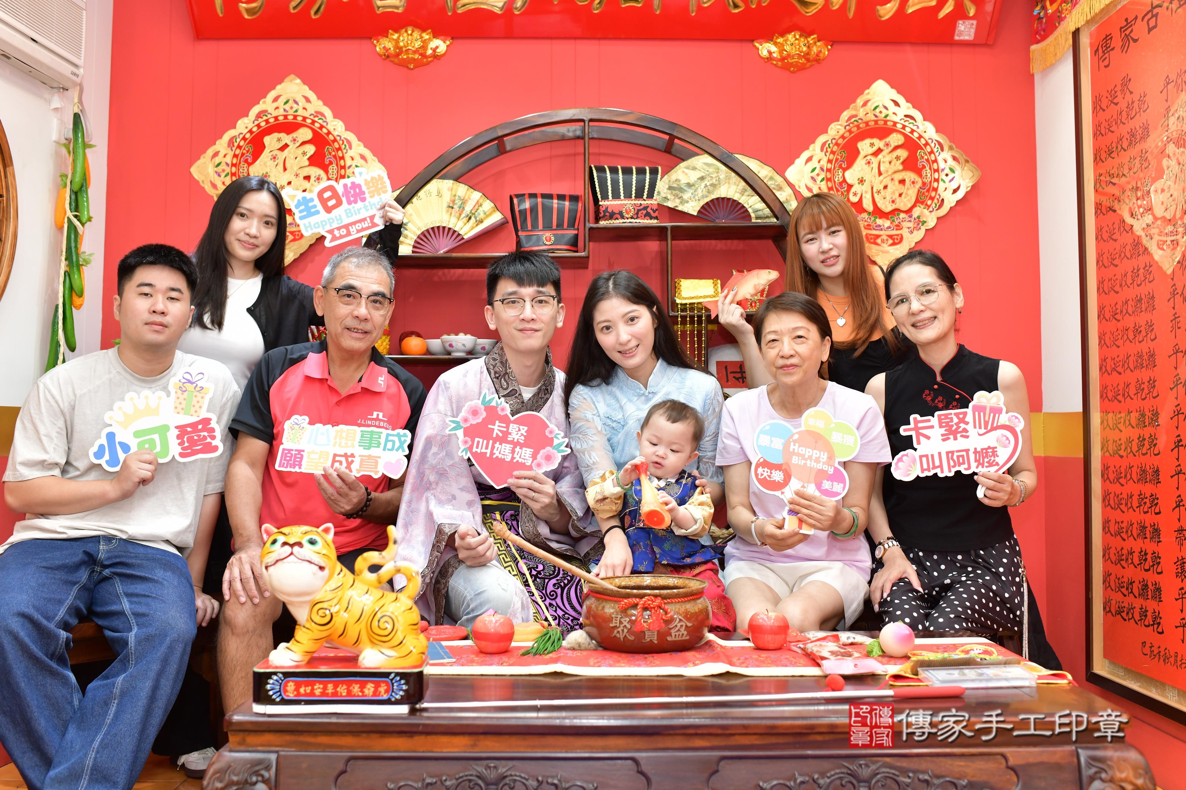 傳家手工印章桃園店、抓周、度脺、美式風會場、傳家嬰兒古禮、吉祥話、抓周道具物品24種、拍照。抓周證書。寶寶抓周、滿周歲、生日快樂、祝福