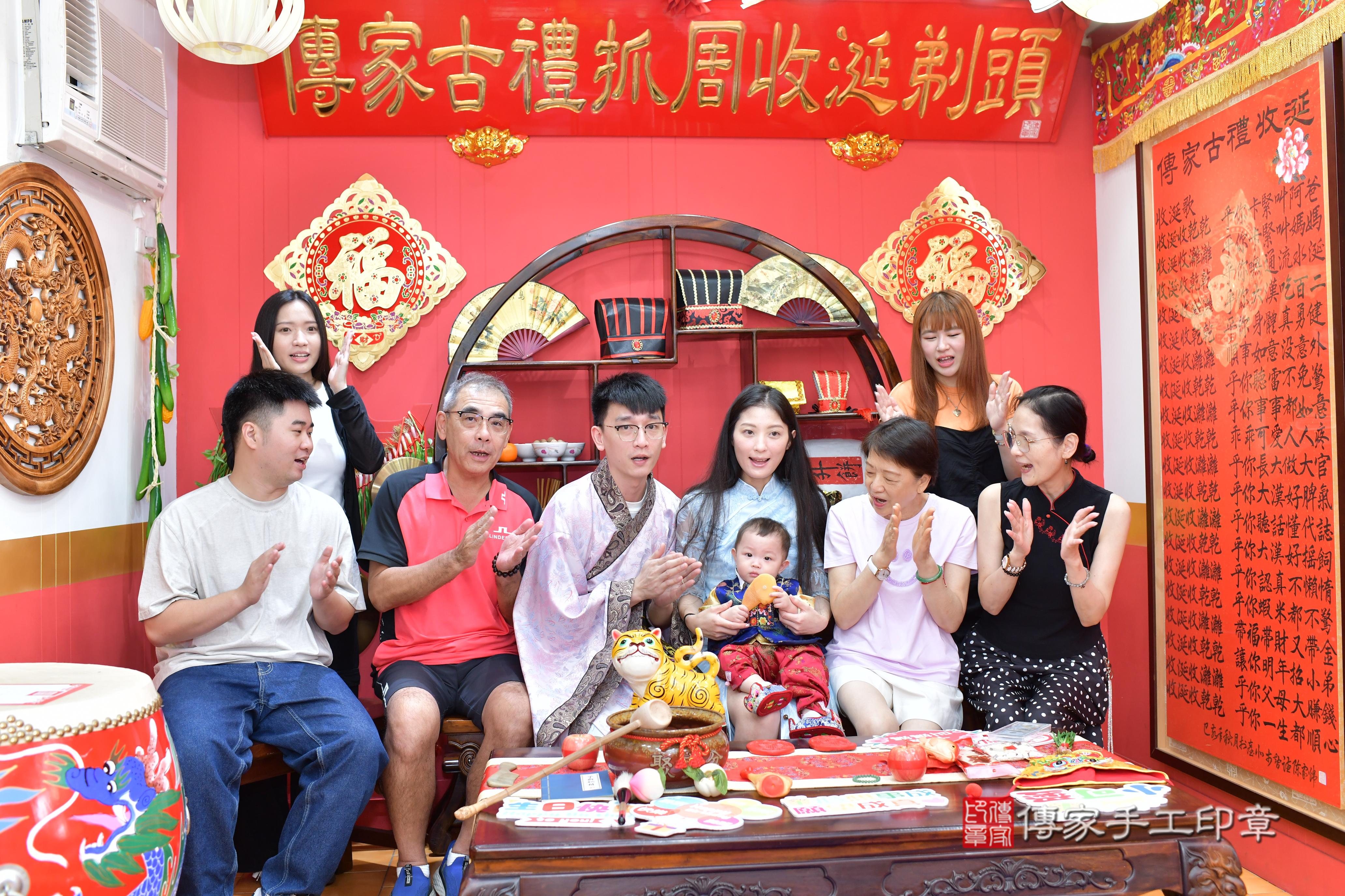傳家手工印章桃園店、抓周、度脺、美式風會場、傳家嬰兒古禮、吉祥話、抓周道具物品24種、拍照。抓周證書。寶寶抓周、滿周歲、生日快樂、祝福
