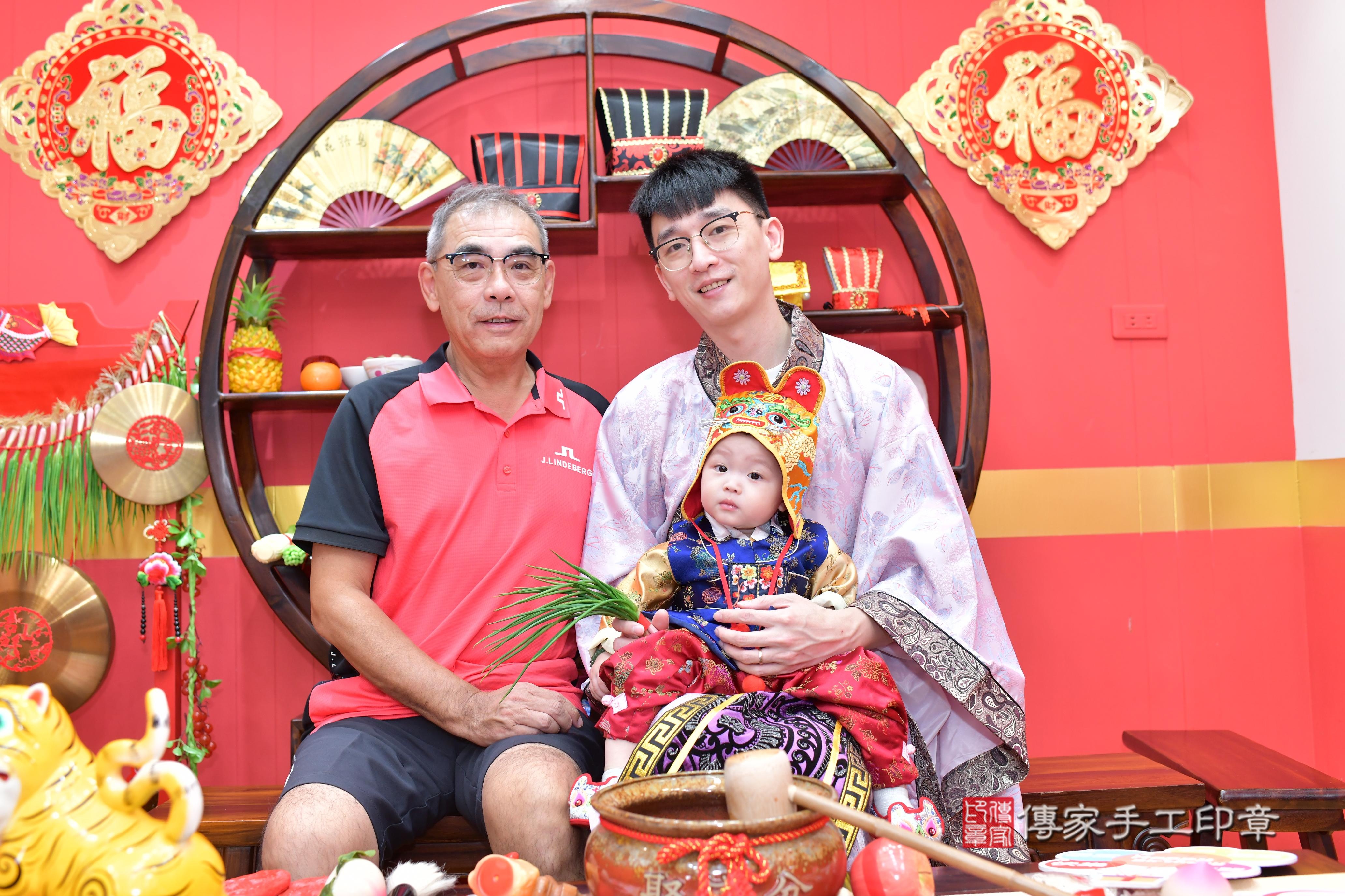 傳家手工印章桃園店、抓周、度脺、美式風會場、傳家嬰兒古禮、吉祥話、抓周道具物品24種、拍照。抓周證書。寶寶抓周、滿周歲、生日快樂、祝福