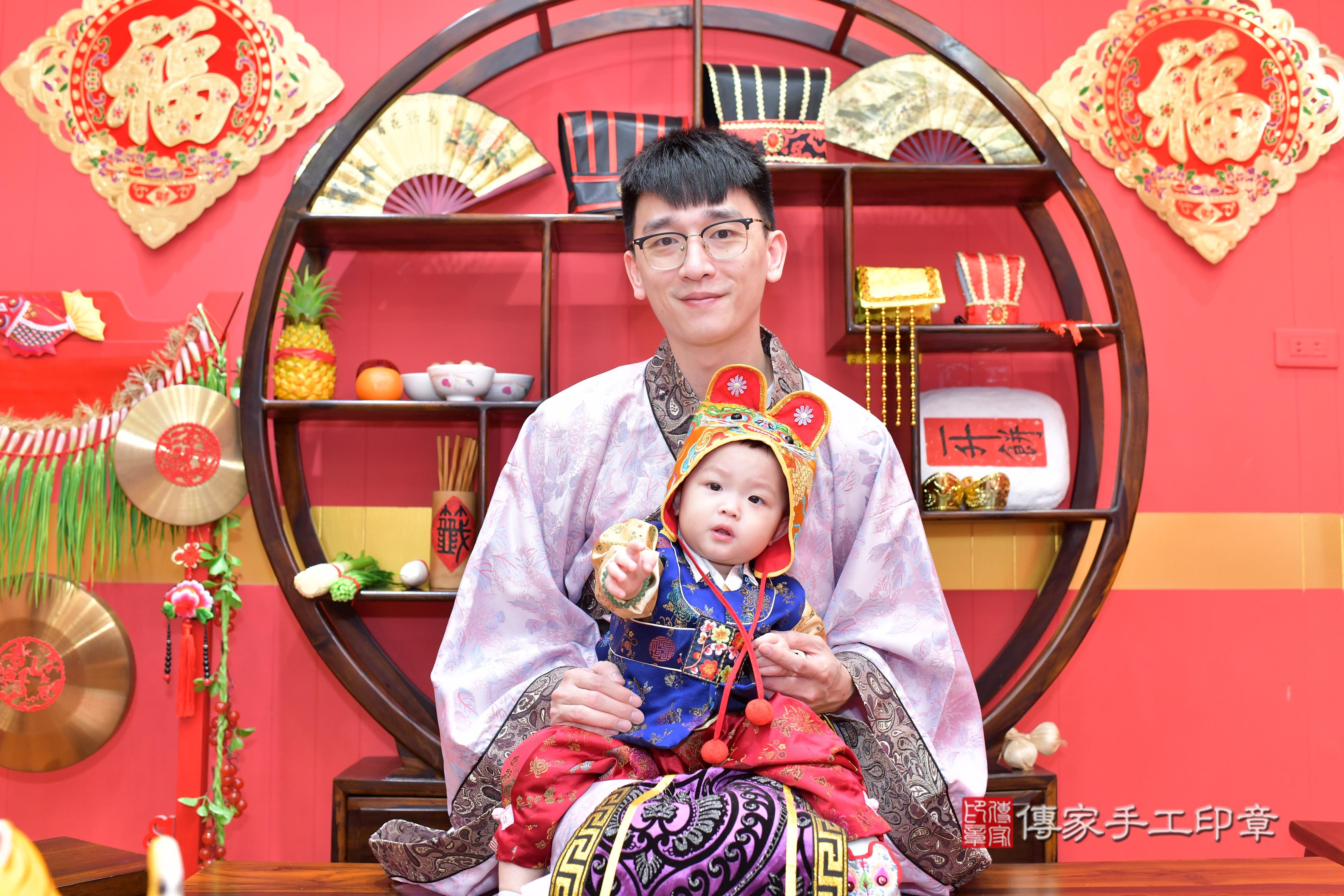 傳家手工印章桃園店、抓周、度脺、美式風會場、傳家嬰兒古禮、吉祥話、抓周道具物品24種、拍照。抓周證書。寶寶抓周、滿周歲、生日快樂、祝福