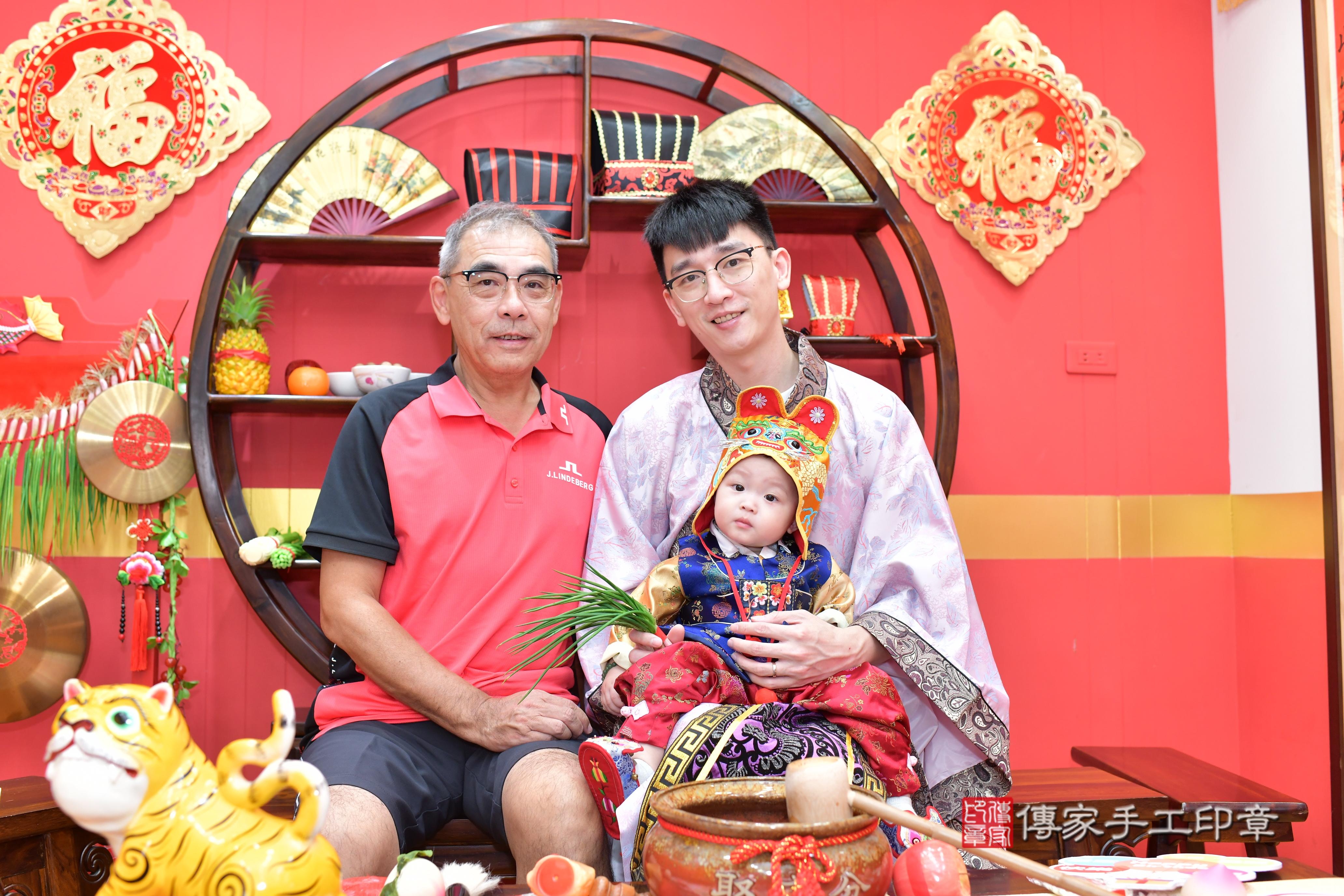 傳家手工印章桃園店、抓周、度脺、美式風會場、傳家嬰兒古禮、吉祥話、抓周道具物品24種、拍照。抓周證書。寶寶抓周、滿周歲、生日快樂、祝福