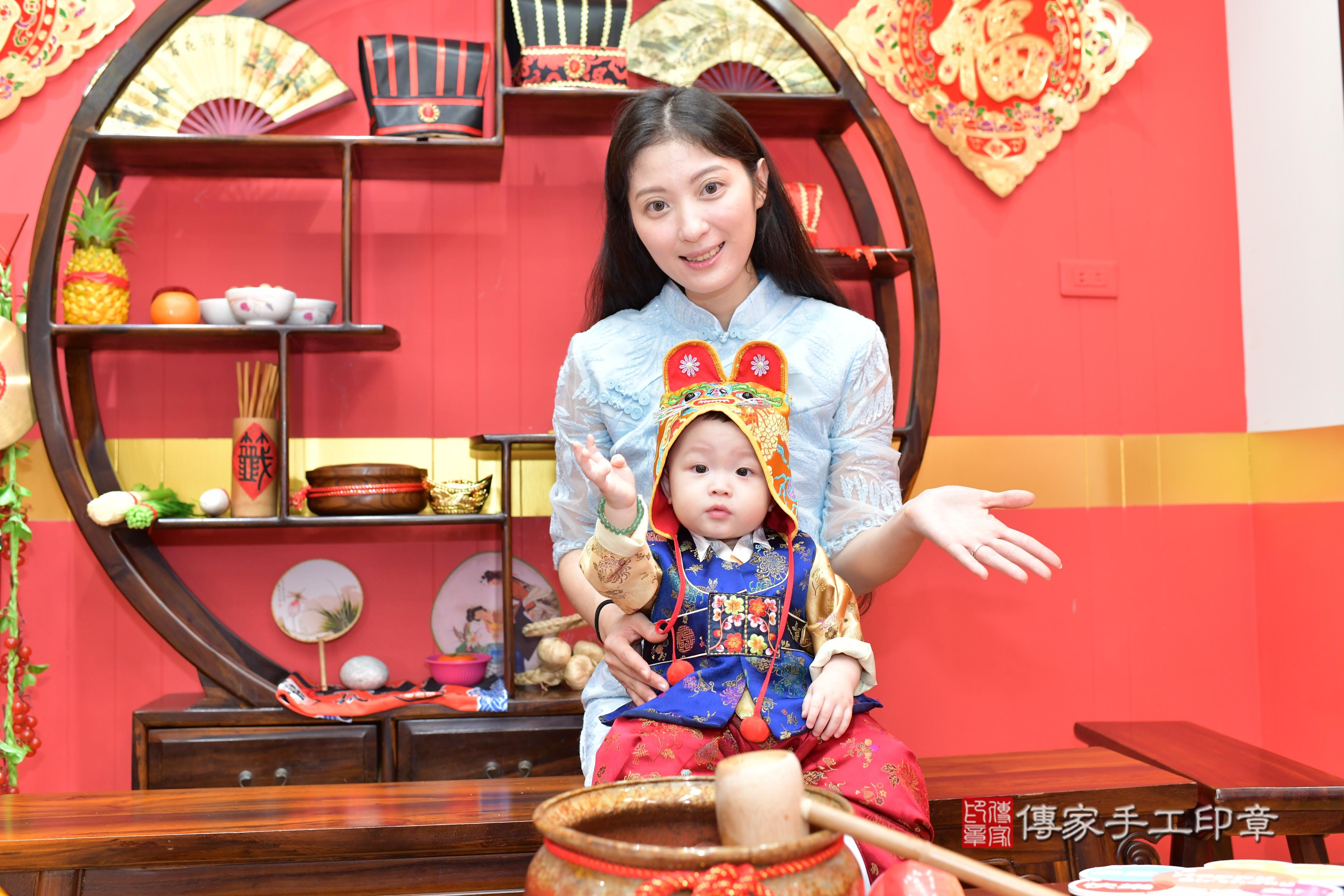 傳家手工印章桃園店、抓周、度脺、美式風會場、傳家嬰兒古禮、吉祥話、抓周道具物品24種、拍照。抓周證書。寶寶抓周、滿周歲、生日快樂、祝福