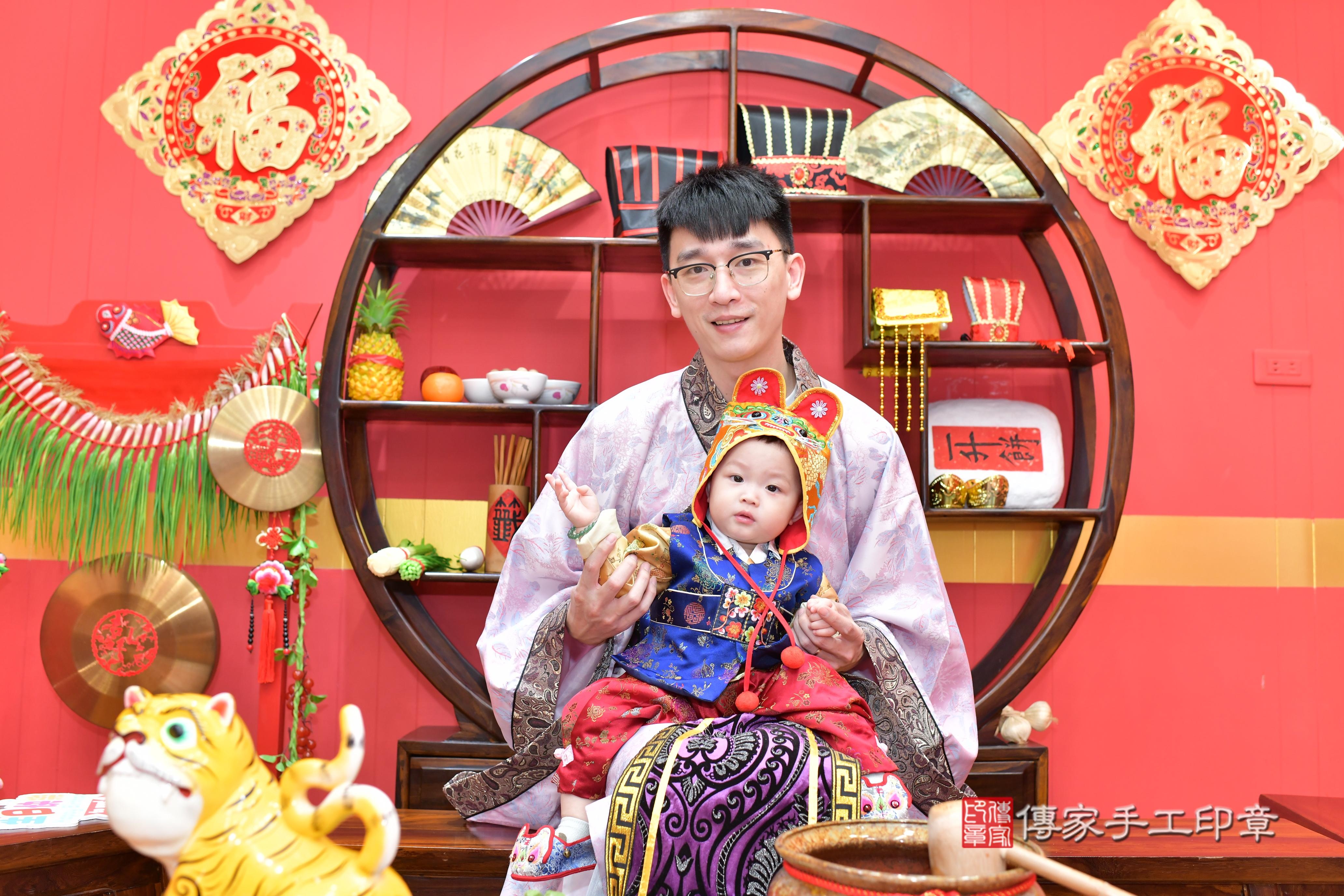 傳家手工印章桃園店、抓周、度脺、美式風會場、傳家嬰兒古禮、吉祥話、抓周道具物品24種、拍照。抓周證書。寶寶抓周、滿周歲、生日快樂、祝福