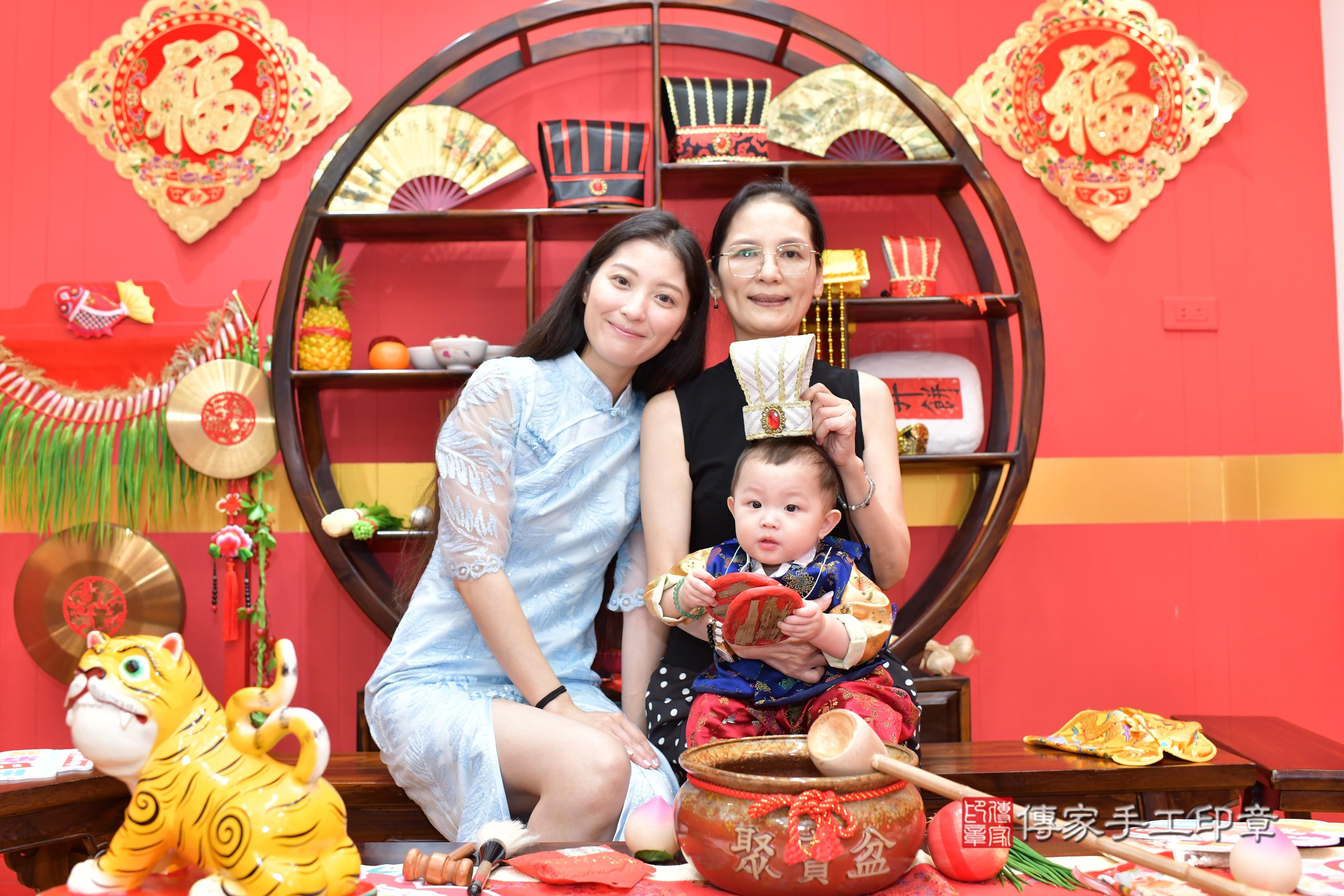 傳家手工印章桃園店、抓周、度脺、美式風會場、傳家嬰兒古禮、吉祥話、抓周道具物品24種、拍照。抓周證書。寶寶抓周、滿周歲、生日快樂、祝福