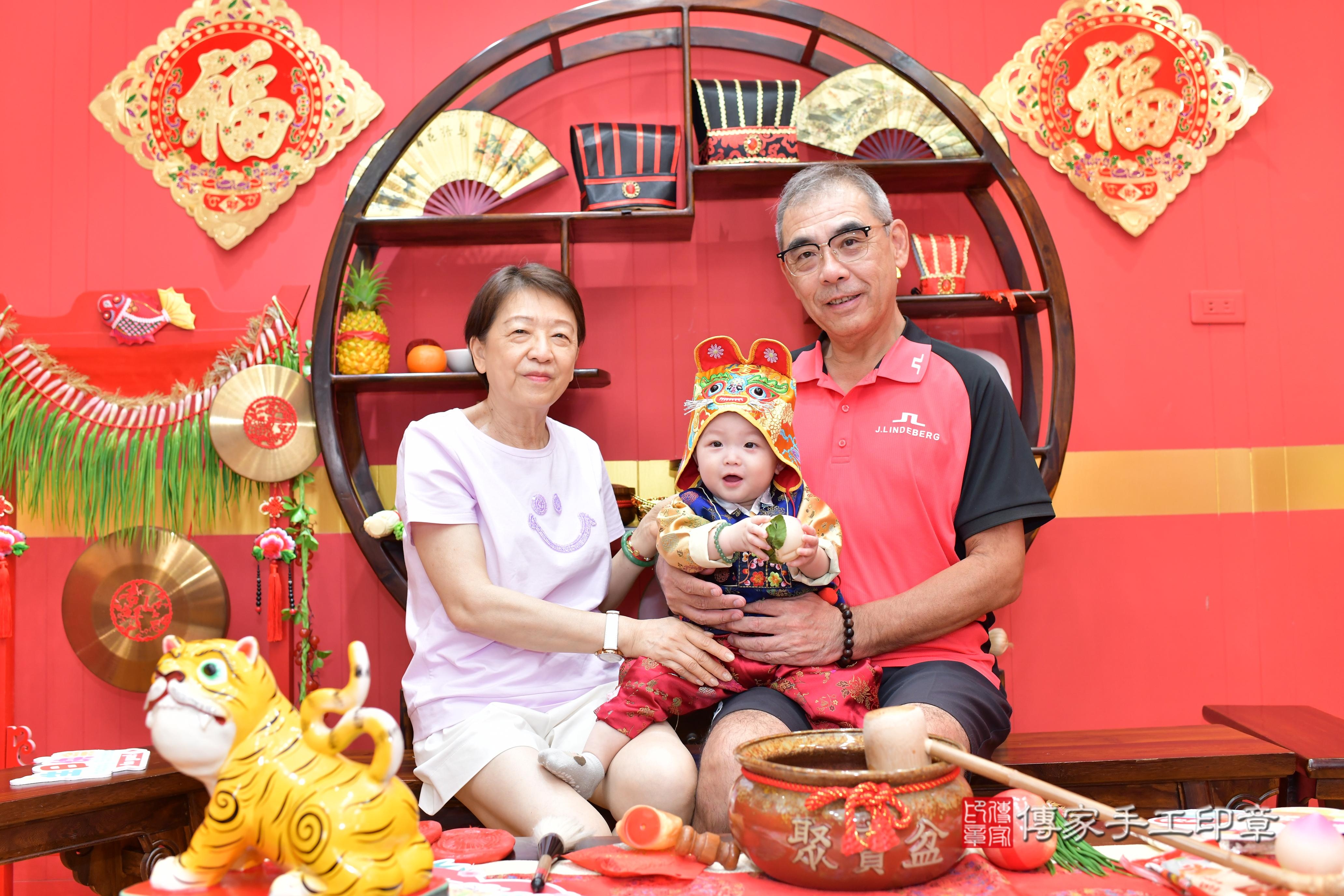 傳家手工印章桃園店、抓周、度脺、美式風會場、傳家嬰兒古禮、吉祥話、抓周道具物品24種、拍照。抓周證書。寶寶抓周、滿周歲、生日快樂、祝福