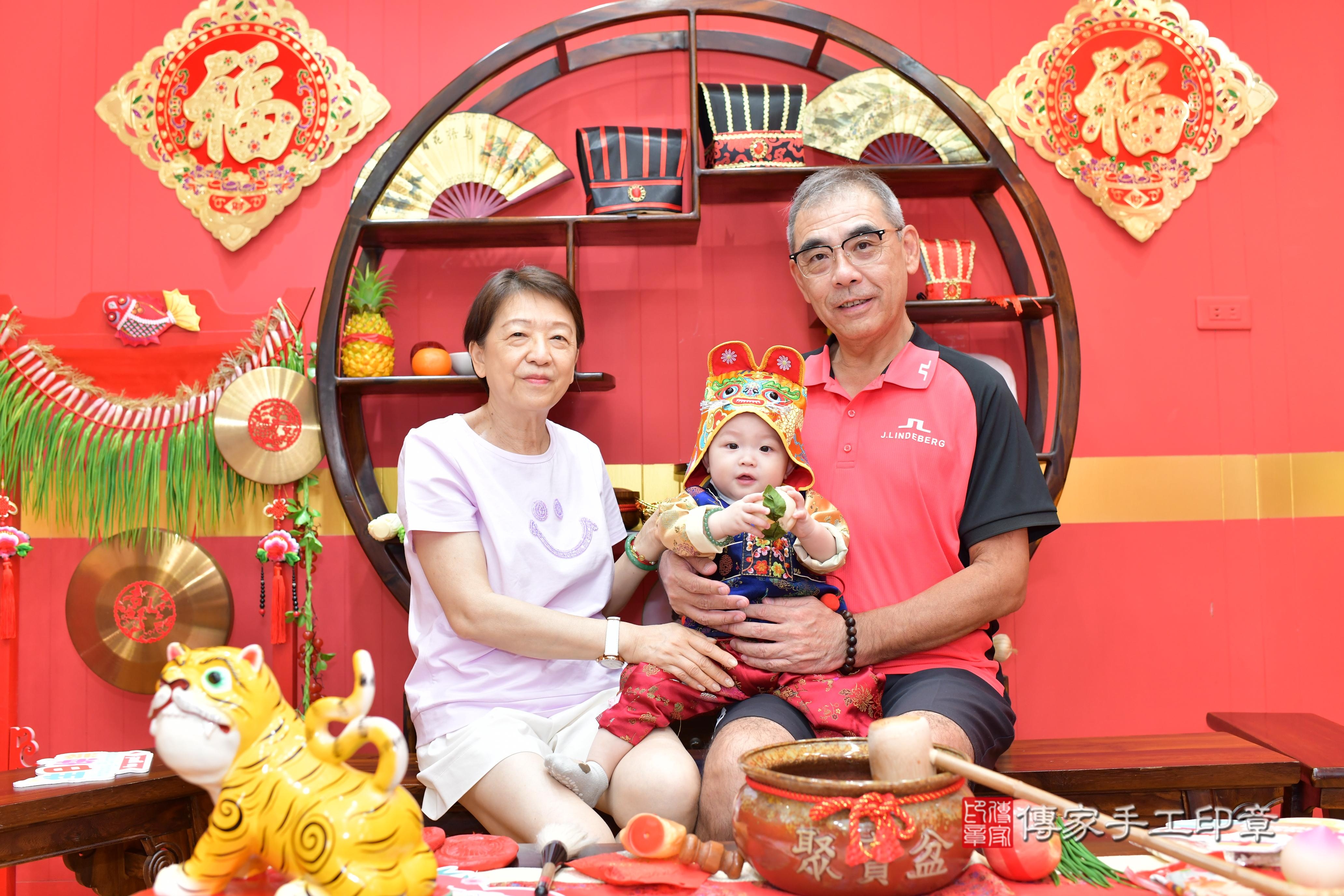 傳家手工印章桃園店、抓周、度脺、美式風會場、傳家嬰兒古禮、吉祥話、抓周道具物品24種、拍照。抓周證書。寶寶抓周、滿周歲、生日快樂、祝福