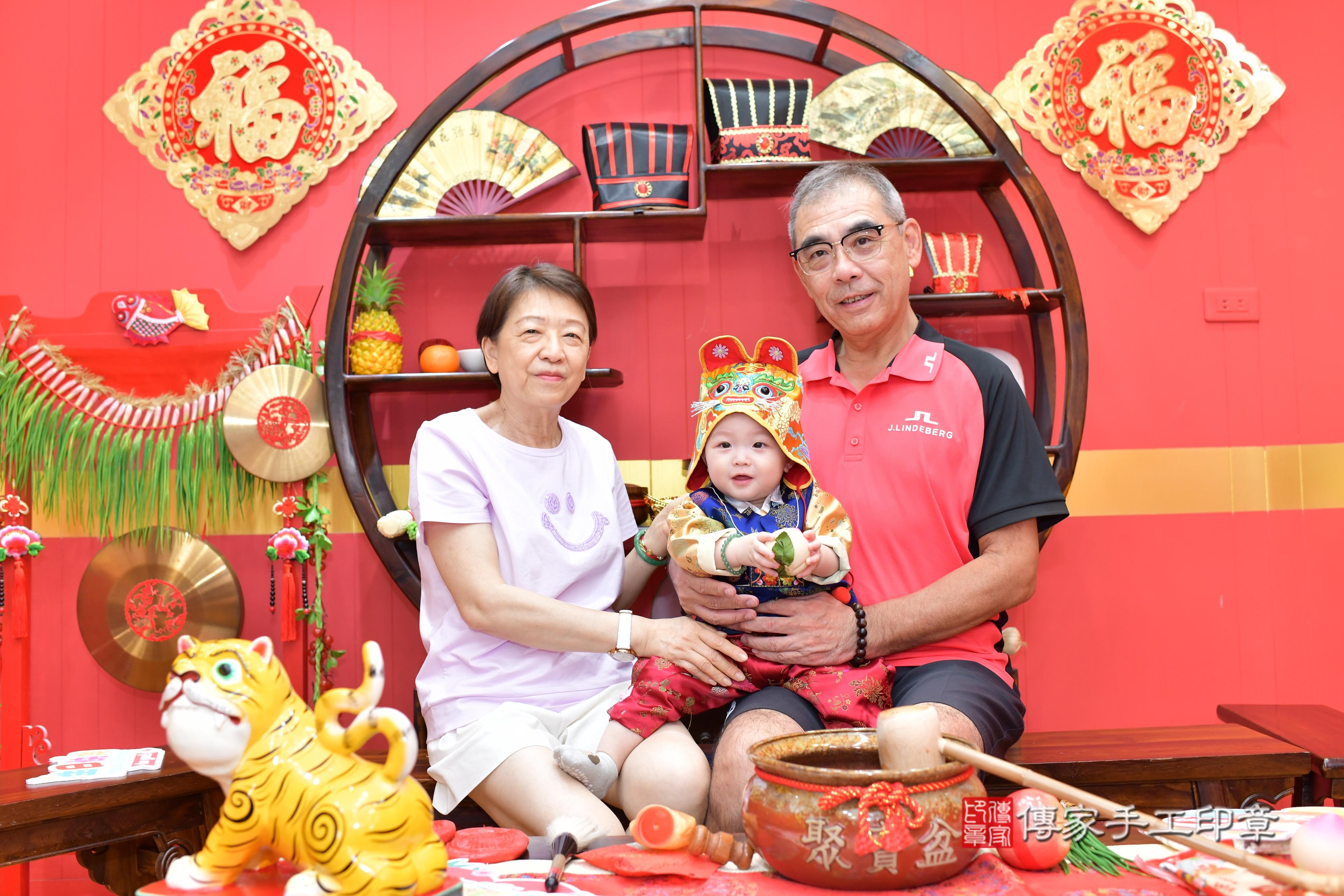 傳家手工印章桃園店、抓周、度脺、美式風會場、傳家嬰兒古禮、吉祥話、抓周道具物品24種、拍照。抓周證書。寶寶抓周、滿周歲、生日快樂、祝福