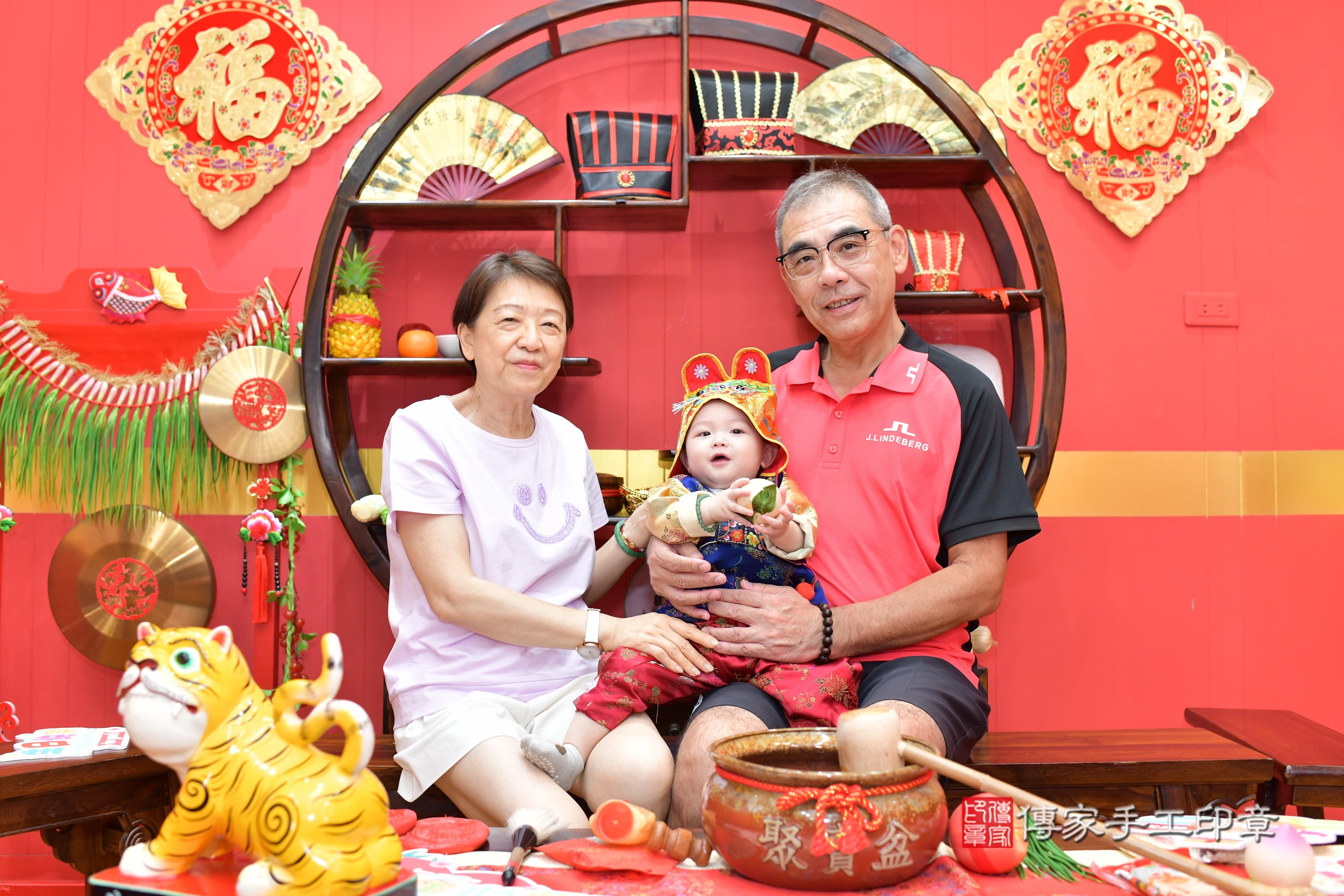 傳家手工印章桃園店、抓周、度脺、美式風會場、傳家嬰兒古禮、吉祥話、抓周道具物品24種、拍照。抓周證書。寶寶抓周、滿周歲、生日快樂、祝福