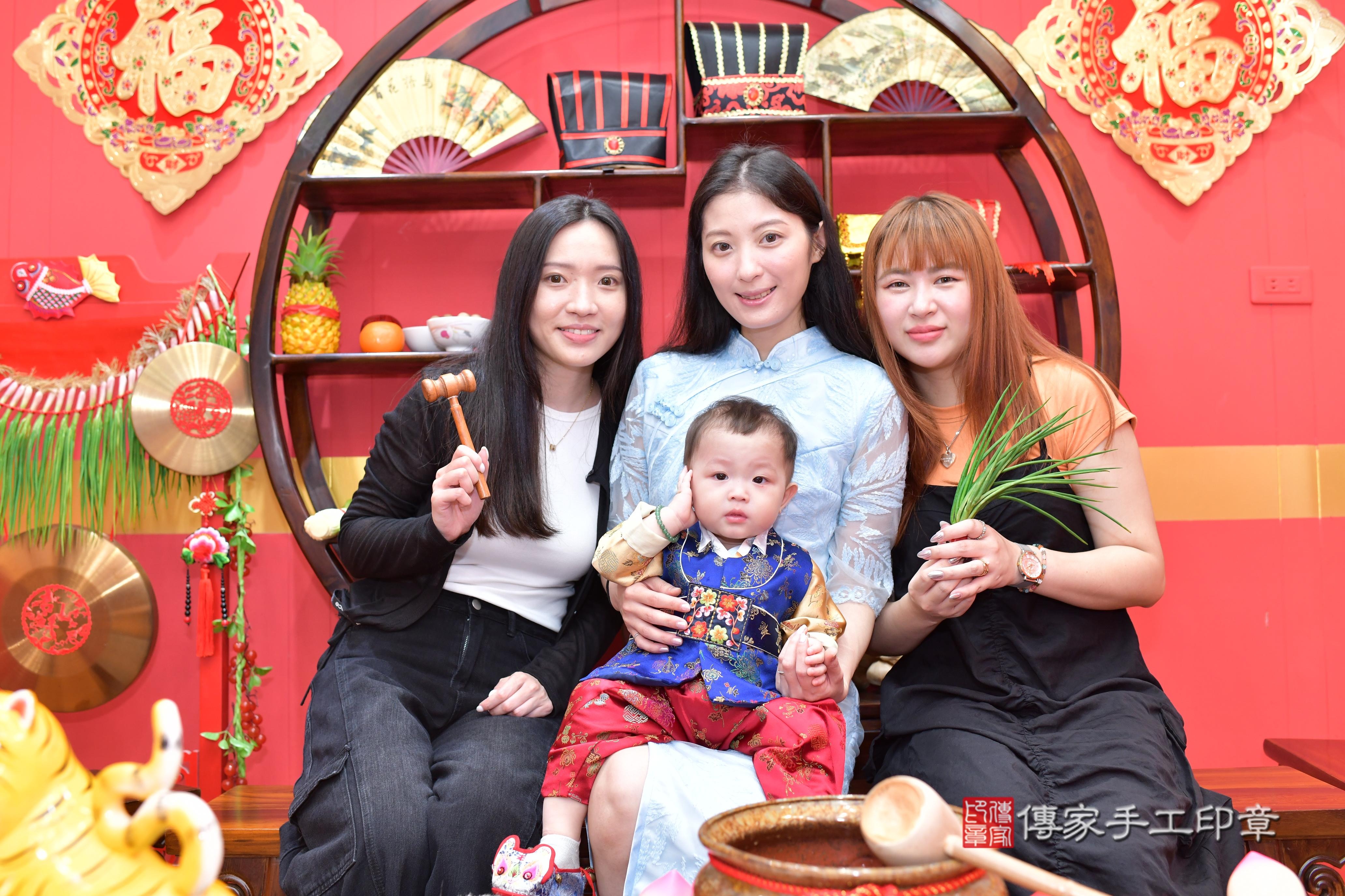 傳家手工印章桃園店、抓周、度脺、美式風會場、傳家嬰兒古禮、吉祥話、抓周道具物品24種、拍照。抓周證書。寶寶抓周、滿周歲、生日快樂、祝福