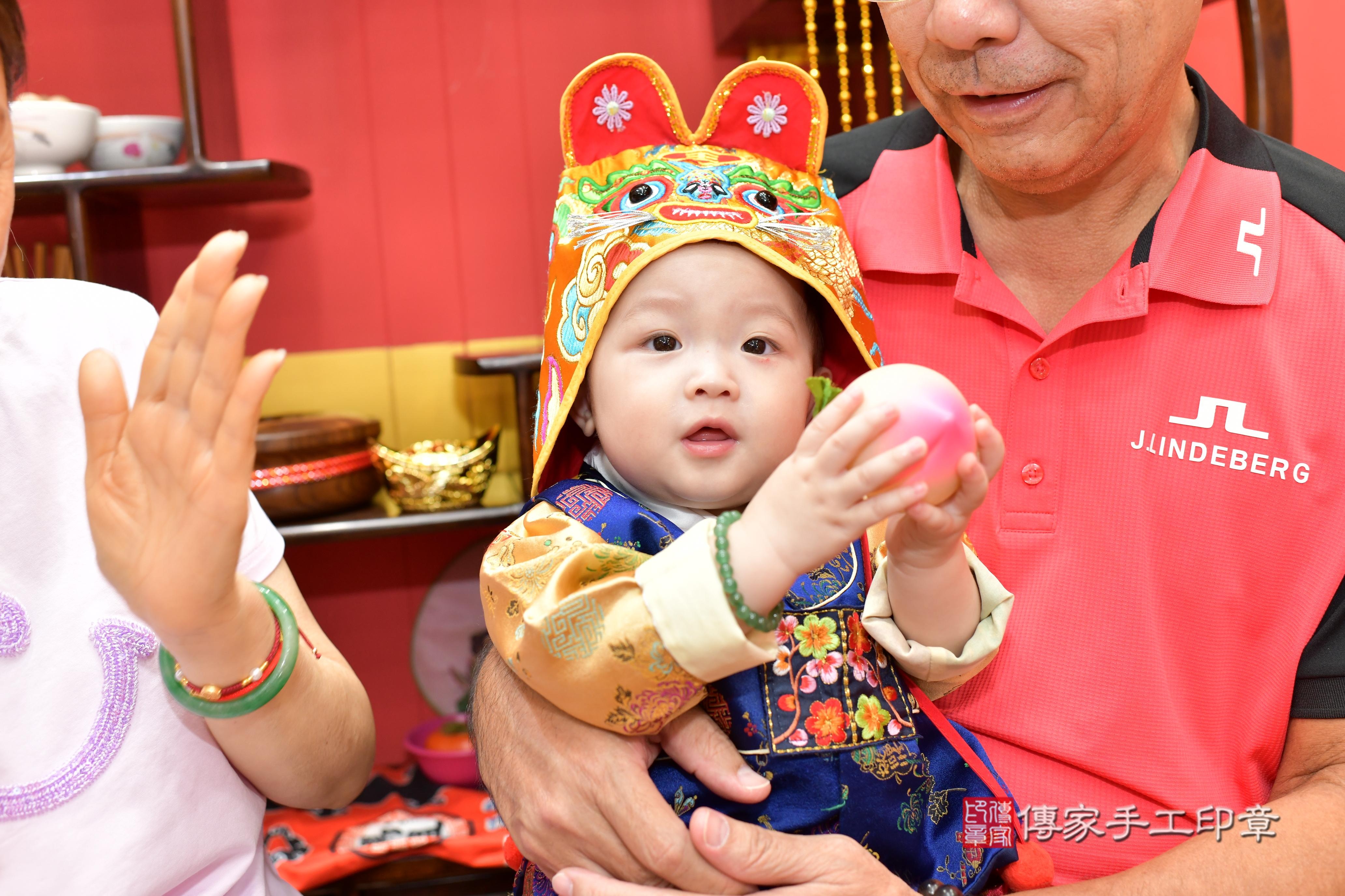傳家手工印章桃園店、抓周、度脺、美式風會場、傳家嬰兒古禮、吉祥話、抓周道具物品24種、拍照。抓周證書。寶寶抓周、滿周歲、生日快樂、祝福