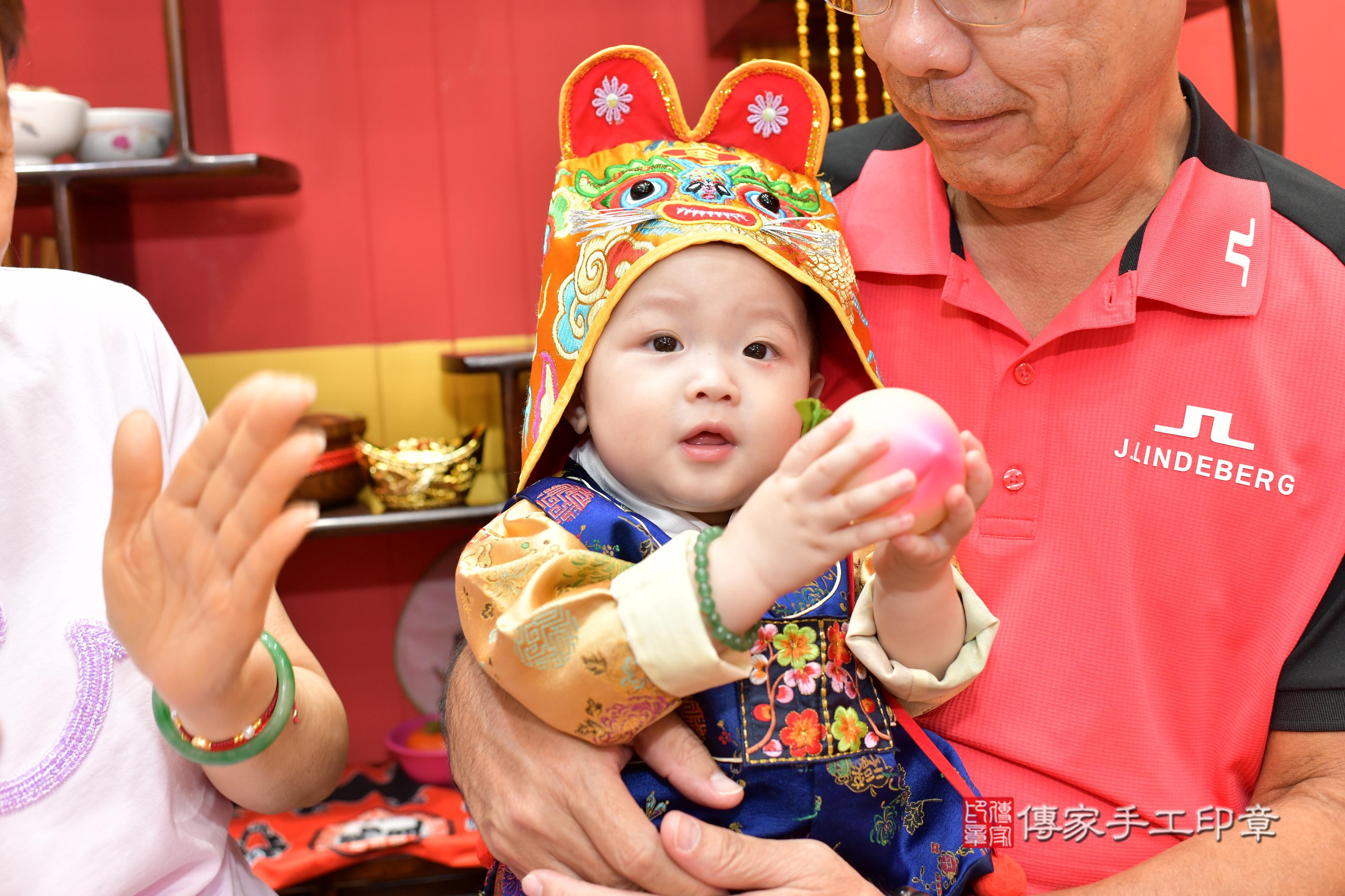 傳家手工印章桃園店、抓周、度脺、美式風會場、傳家嬰兒古禮、吉祥話、抓周道具物品24種、拍照。抓周證書。寶寶抓周、滿周歲、生日快樂、祝福