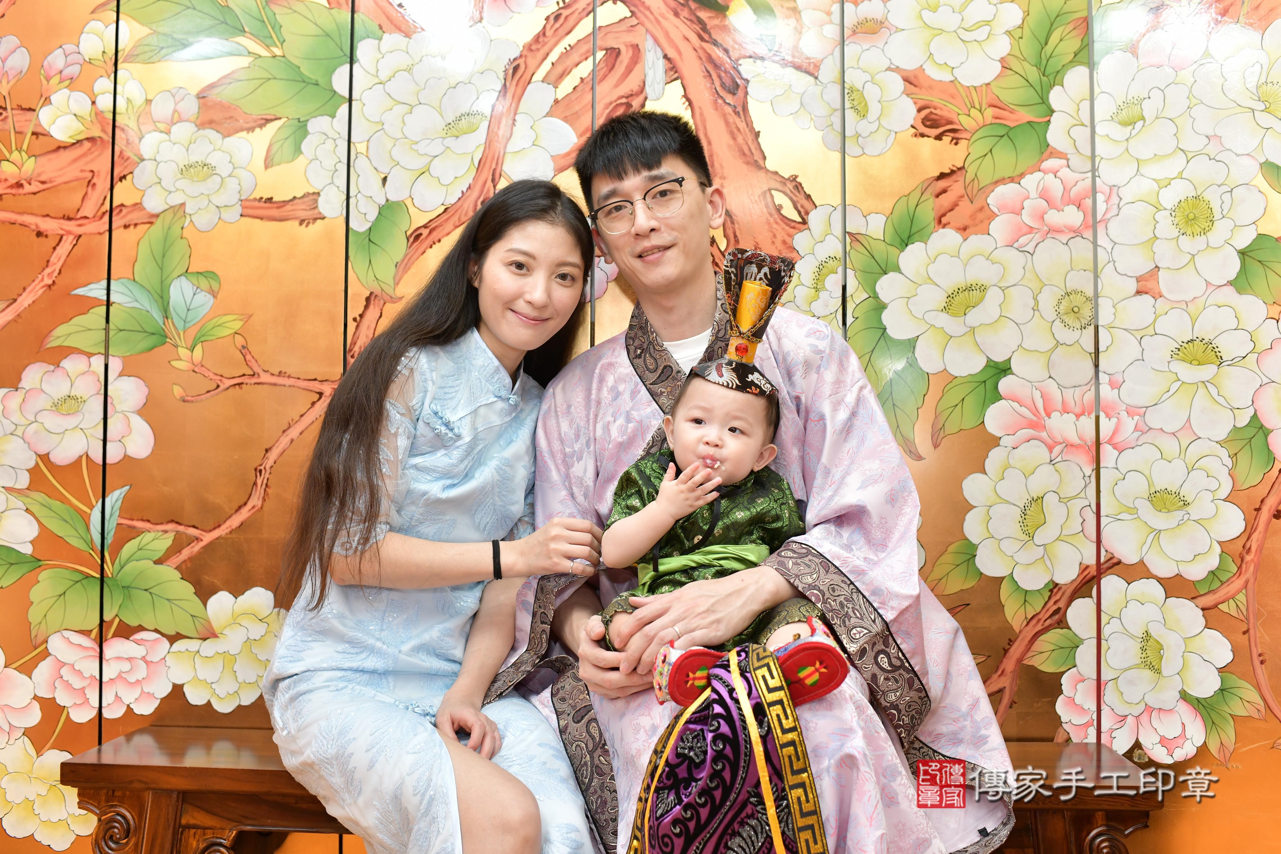 傳家手工印章桃園店、抓周、度脺、美式風會場、傳家嬰兒古禮、吉祥話、抓周道具物品24種、拍照。抓周證書。寶寶抓周、滿周歲、生日快樂、祝福