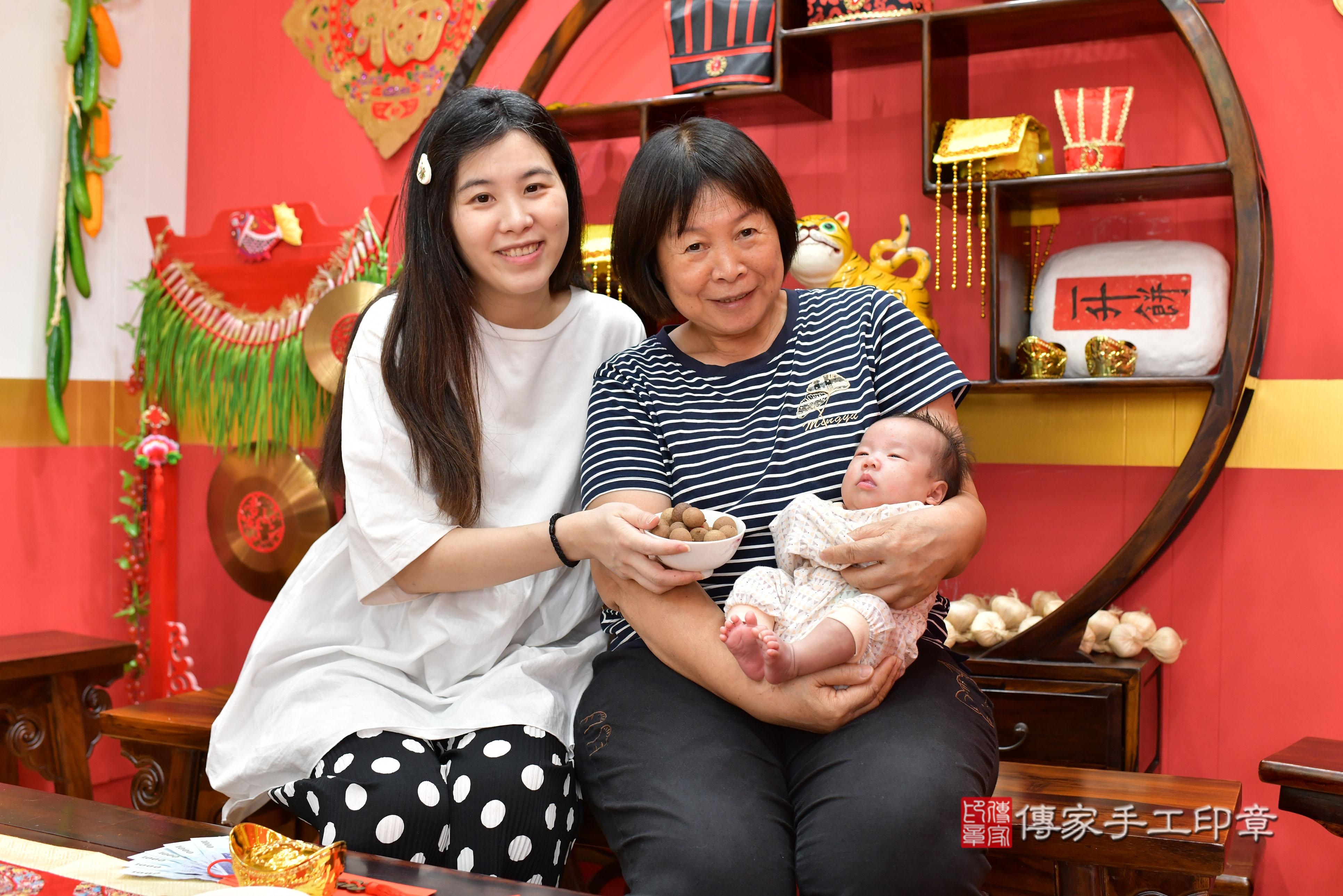 傳家手工印章桃園店、抓周、度脺、美式風會場、傳家嬰兒古禮、吉祥話、抓周道具物品24種、拍照。抓周證書。寶寶抓周、滿周歲、生日快樂、祝福