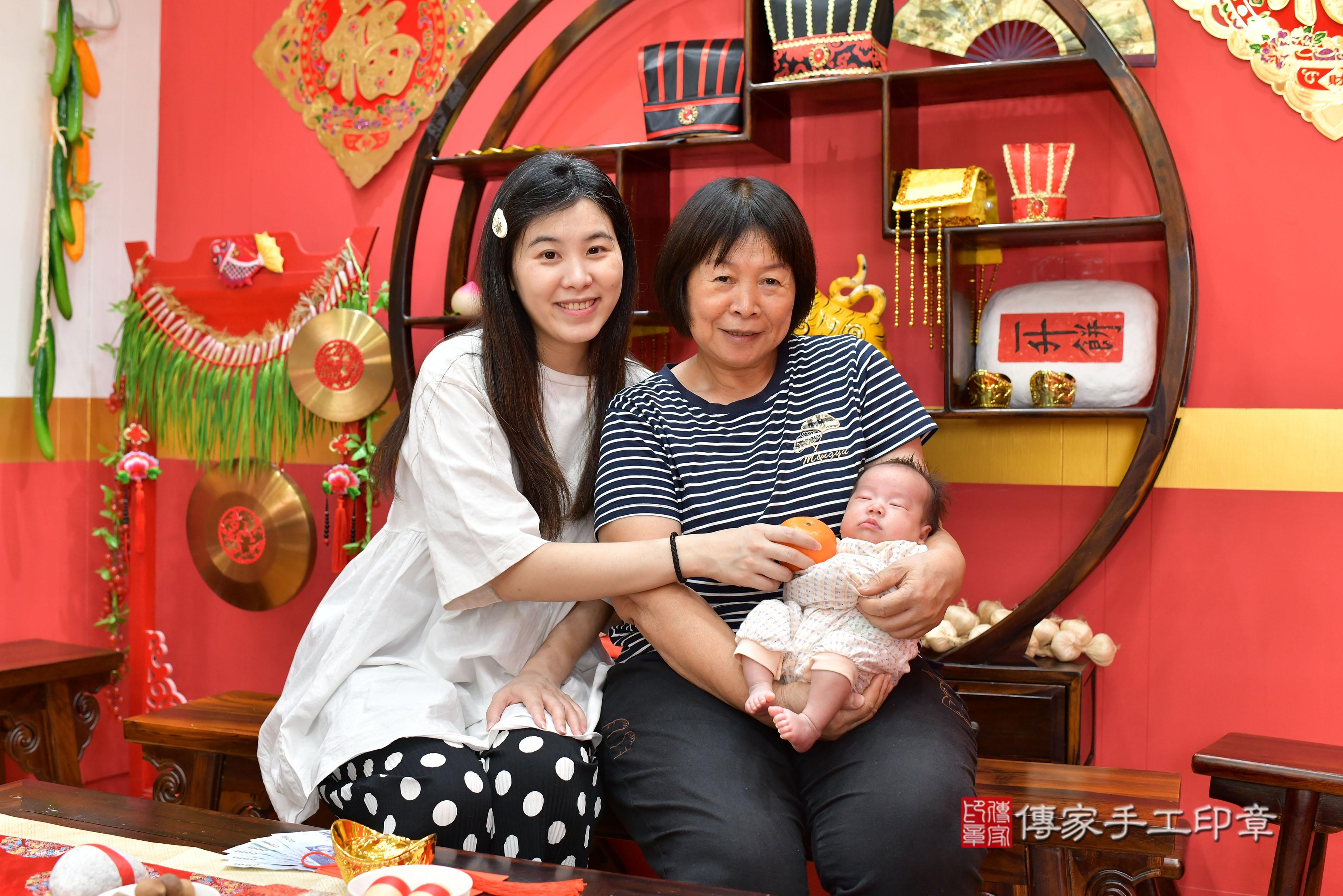 傳家手工印章桃園店、抓周、度脺、美式風會場、傳家嬰兒古禮、吉祥話、抓周道具物品24種、拍照。抓周證書。寶寶抓周、滿周歲、生日快樂、祝福
