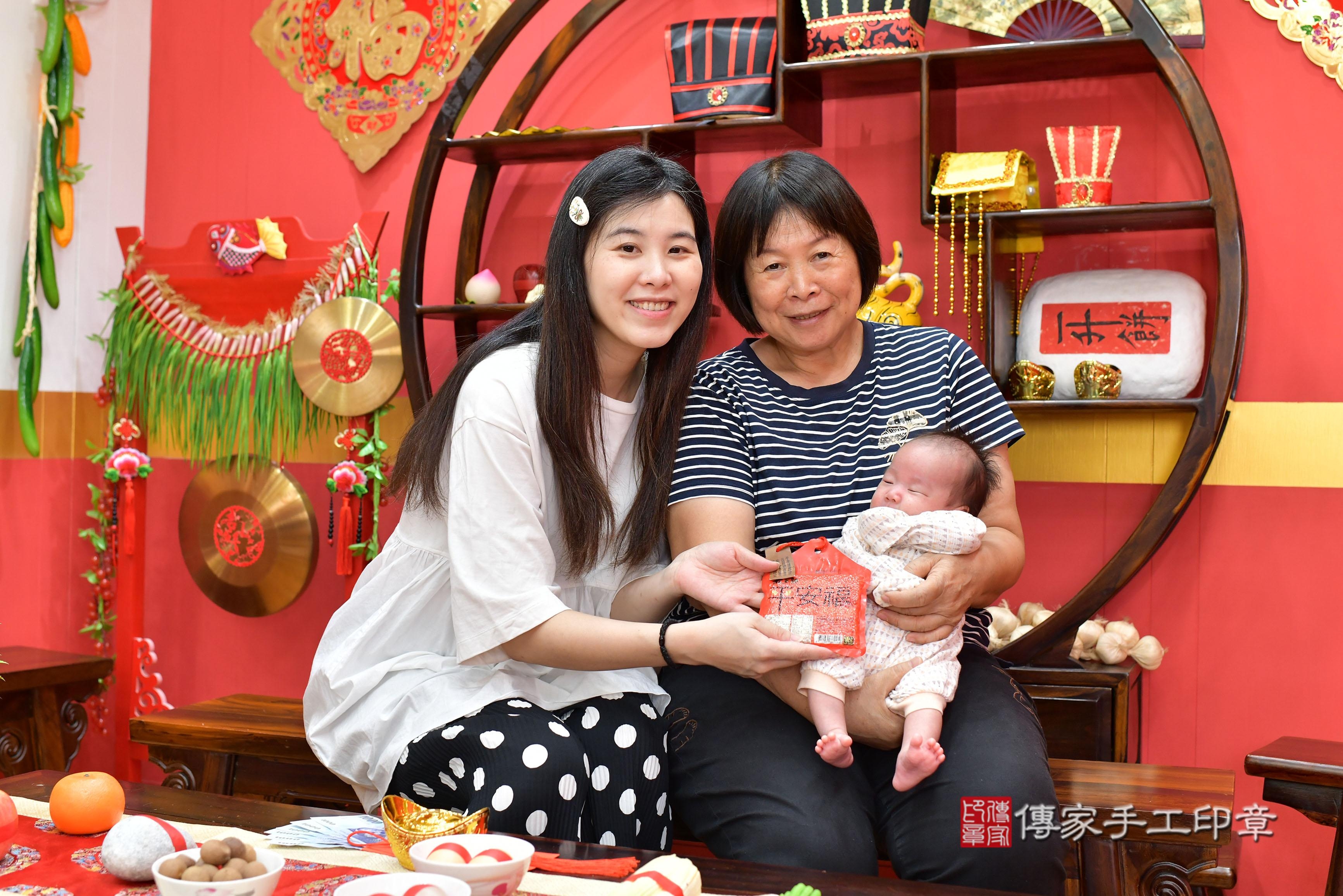 傳家手工印章桃園店、抓周、度脺、美式風會場、傳家嬰兒古禮、吉祥話、抓周道具物品24種、拍照。抓周證書。寶寶抓周、滿周歲、生日快樂、祝福