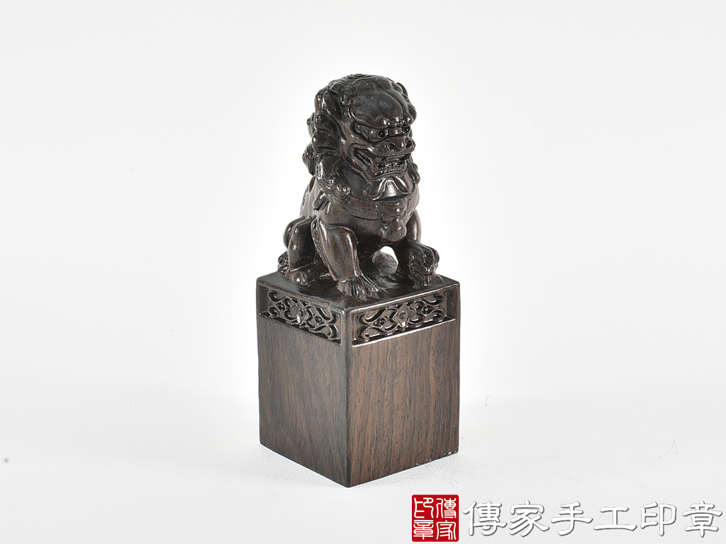 頂級黑檀木精雕祥獅廟章:廟章、神明印章、大印章 (尺寸4.5x4.5x12公分)