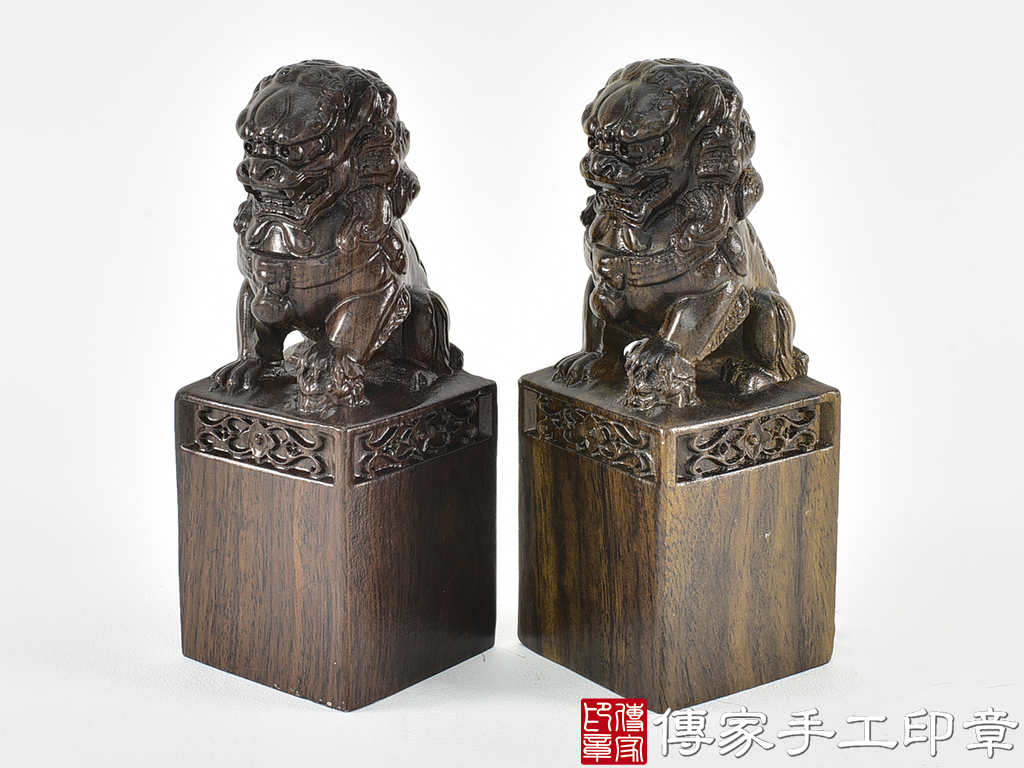 頂級黑檀木精雕祥獅廟章:廟章、神明印章、大印章 (尺寸4.5x4.5x12公分)