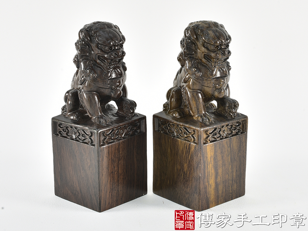 頂級黑檀木精雕祥獅廟章:廟章、神明印章、大印章 (尺寸4.5x4.5x12公分)