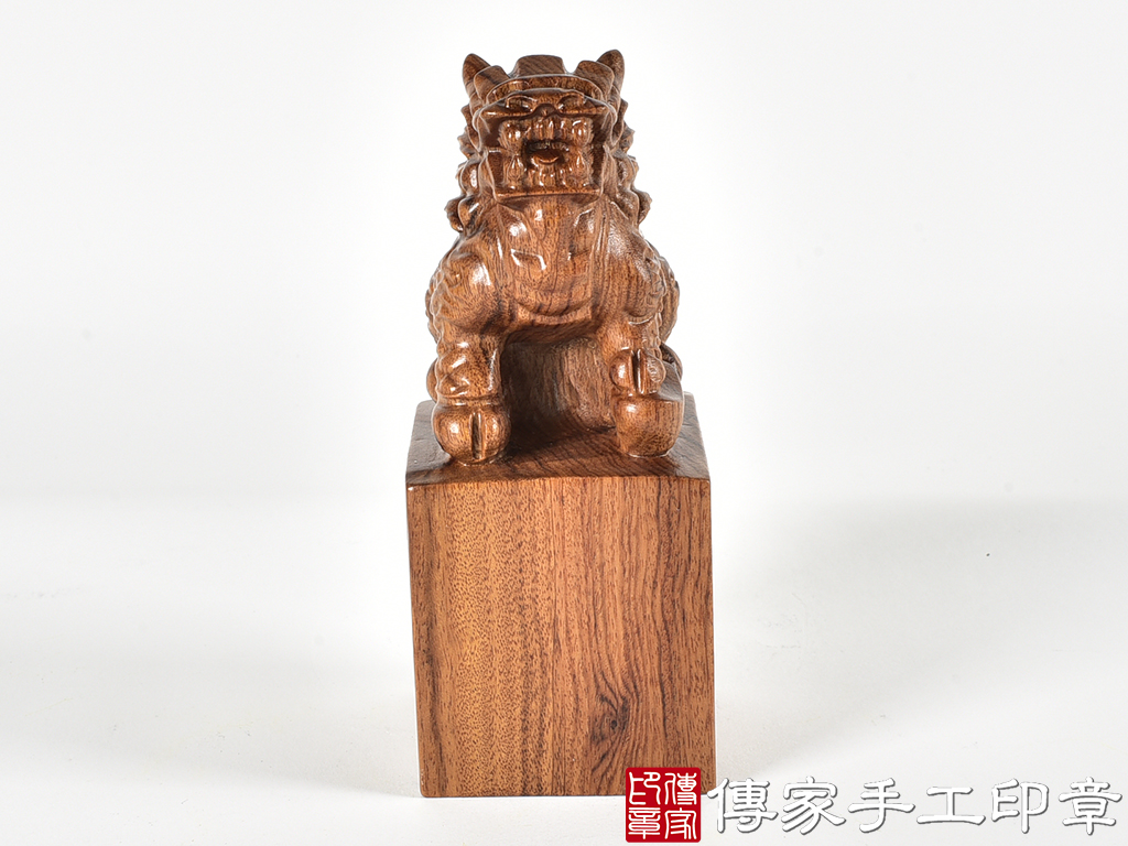 頂級紅紫檀木精雕麒麟廟章:廟章、神明印章、大印章 (尺寸4.9x4.9x12.1公分)