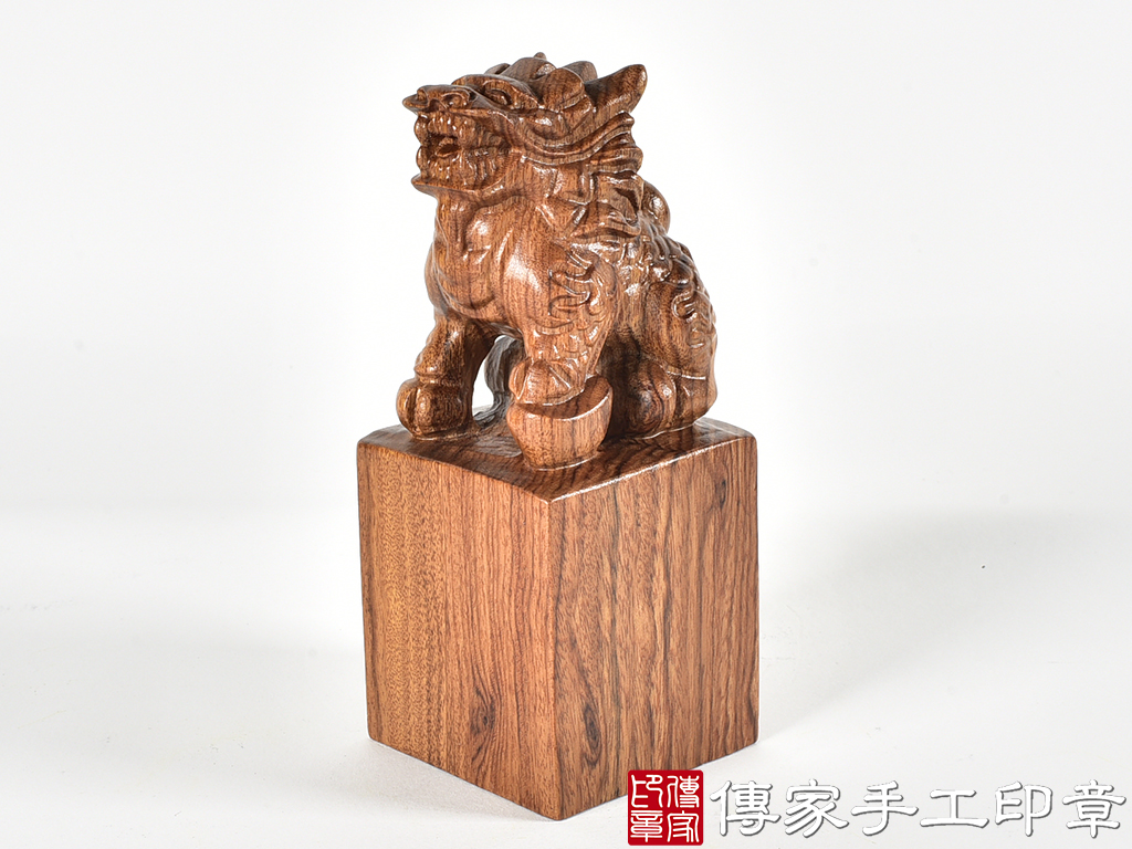 頂級紅紫檀木精雕麒麟廟章:廟章、神明印章、大印章 (尺寸4.9x4.9x12.1公分)