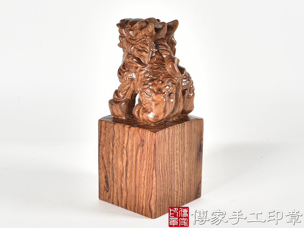 頂級紅紫檀木精雕麒麟廟章:廟章、神明印章、大印章 (尺寸4.9x4.9x12.1公分)