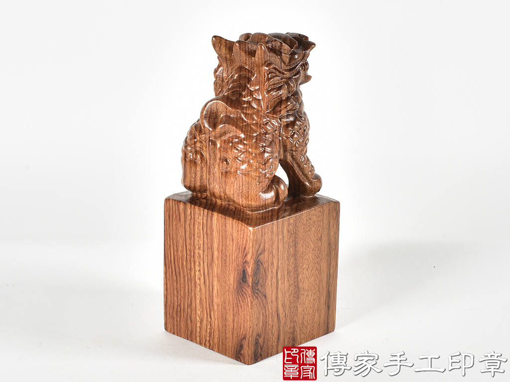 頂級紅紫檀木精雕麒麟廟章:廟章、神明印章、大印章 (尺寸4.9x4.9x12.1公分)