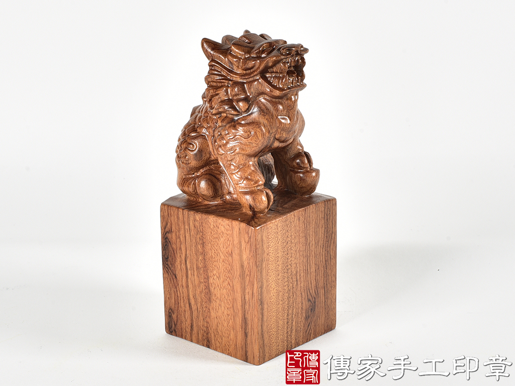 頂級紅紫檀木精雕麒麟廟章:廟章、神明印章、大印章 (尺寸4.9x4.9x12.1公分)