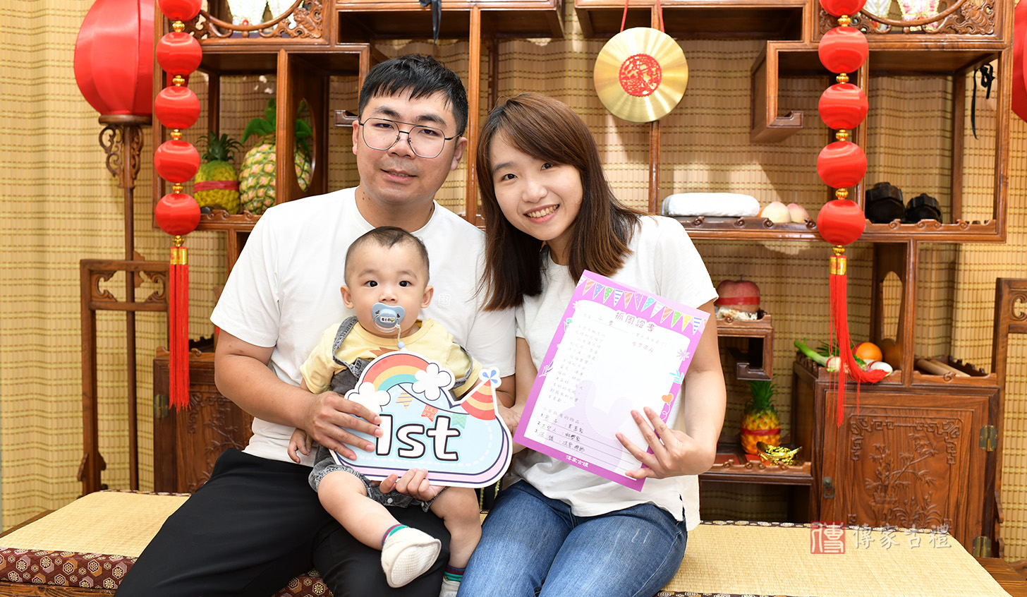 廖寶寶美式抓周，與爸爸媽媽全家福照，贈送抓周贈書紀念img-9.jpg