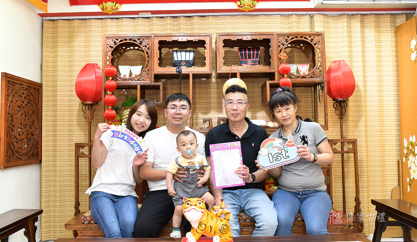 廖寶寶美式抓周，爺爺奶奶全家福大合照贈送中式會場場景拍照img-8.jpg